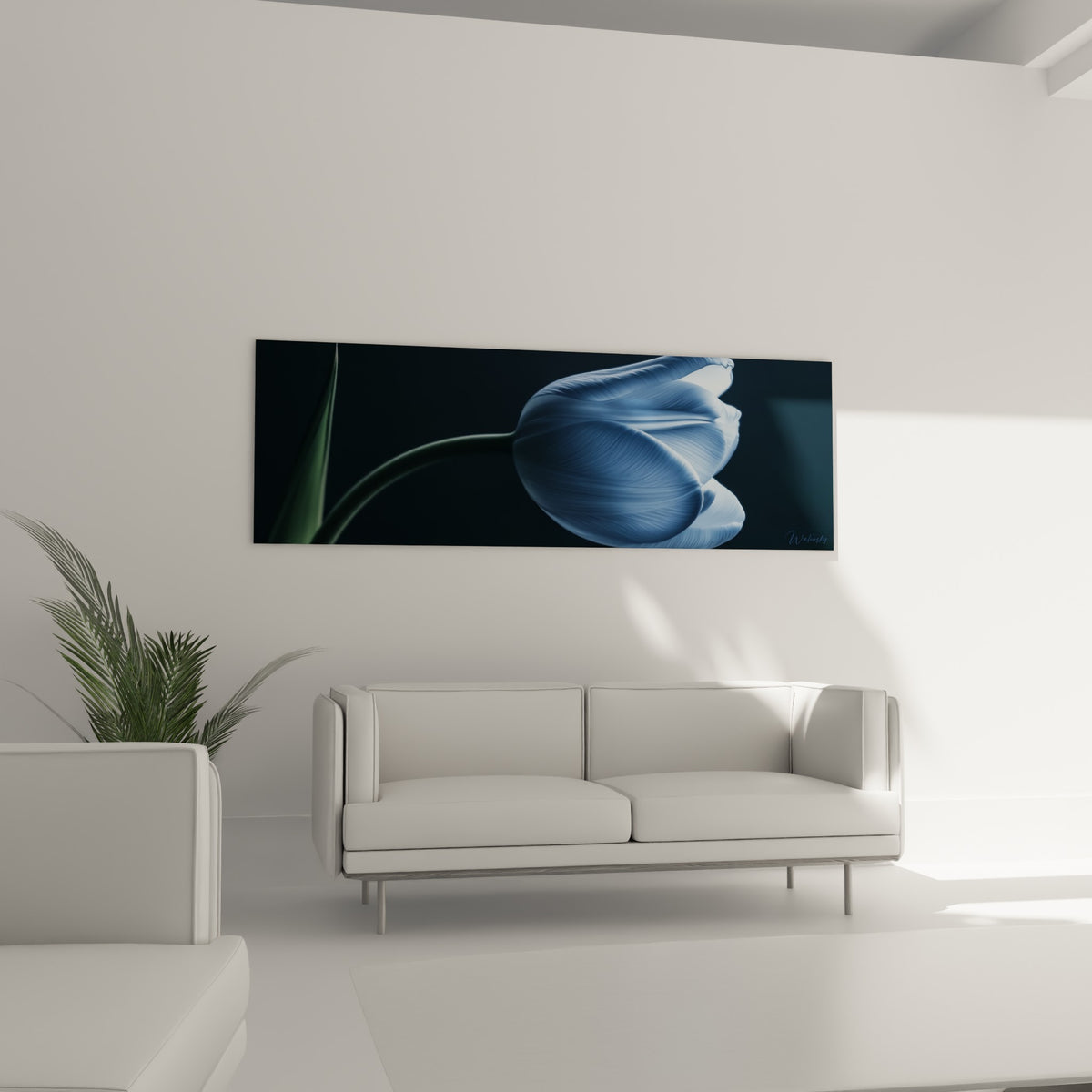 Tulipe translucide bleu pastel et vert sombre, inclinée doucement, au-dessus d'un canapé dans un salon lumineux
