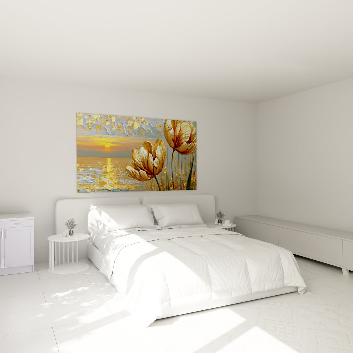 Pétales dorés et striés de bordeaux d'une tulipe surplombent un lit dans une chambre claire aux tonalités douces