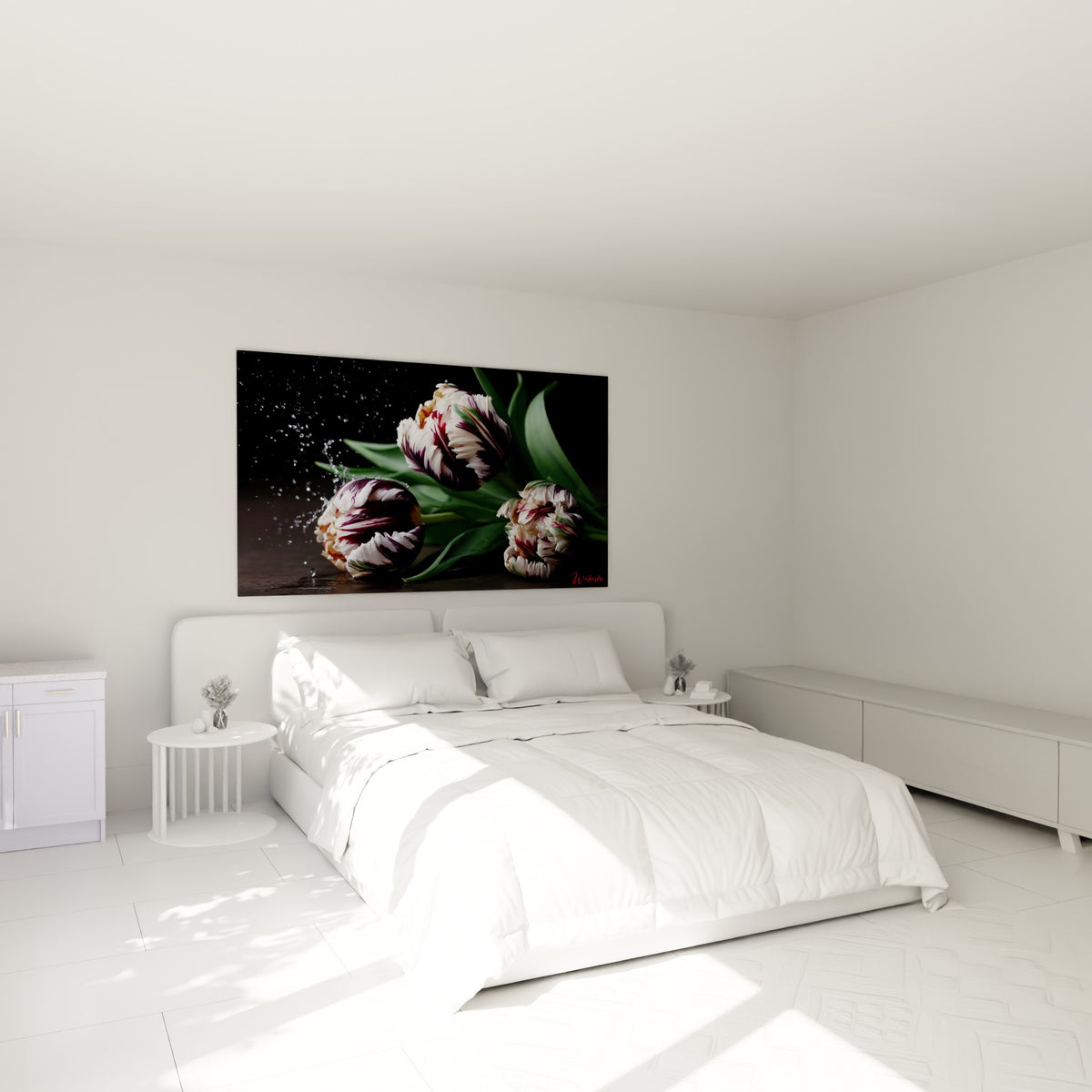 Bouquet de tulipes bordeaux et crème avec gouttes suspendues, au-dessus d'un lit dans une chambre claire