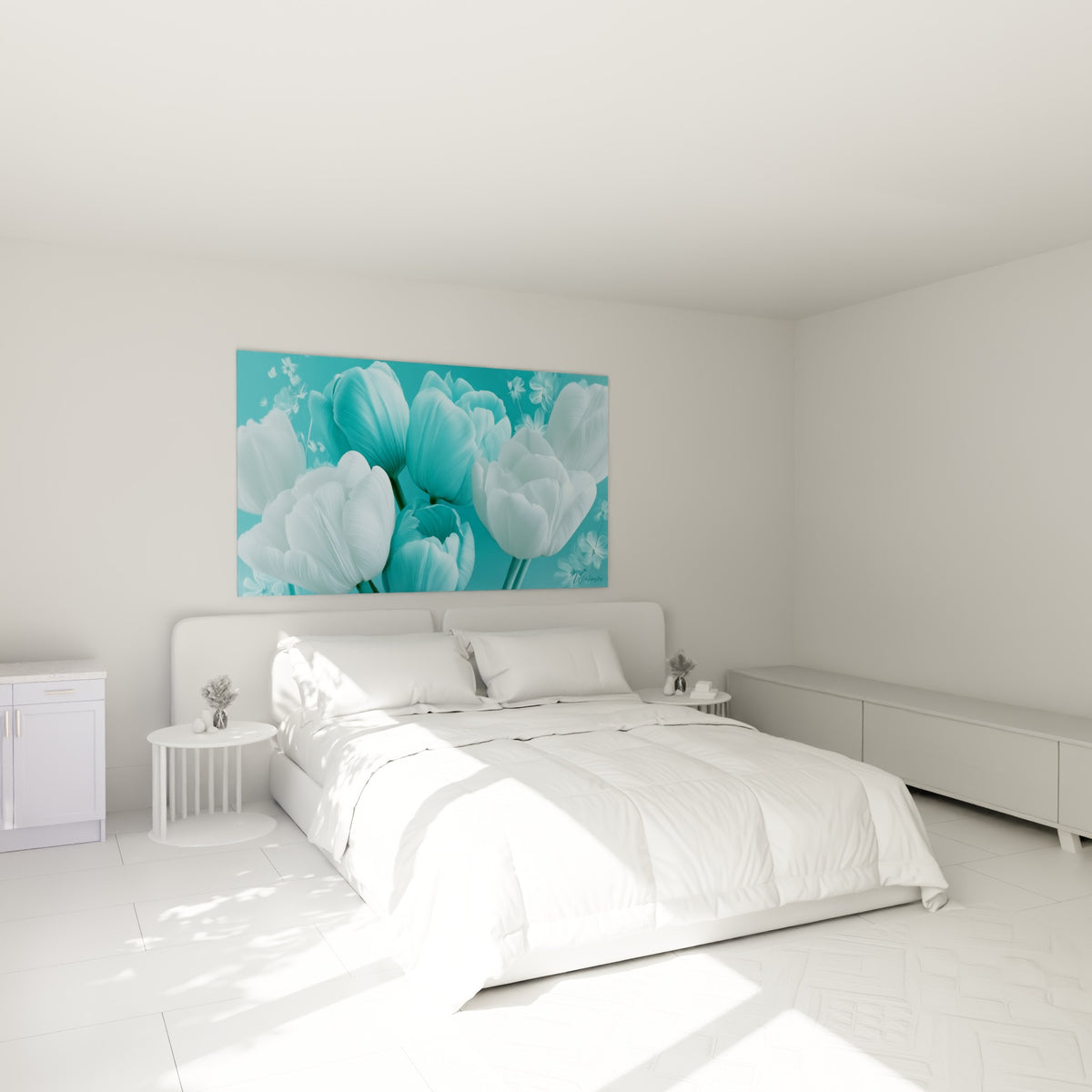 Tulipes blanc nacré et turquoise épanouies, accrochées au-dessus d'un lit dans une chambre claire