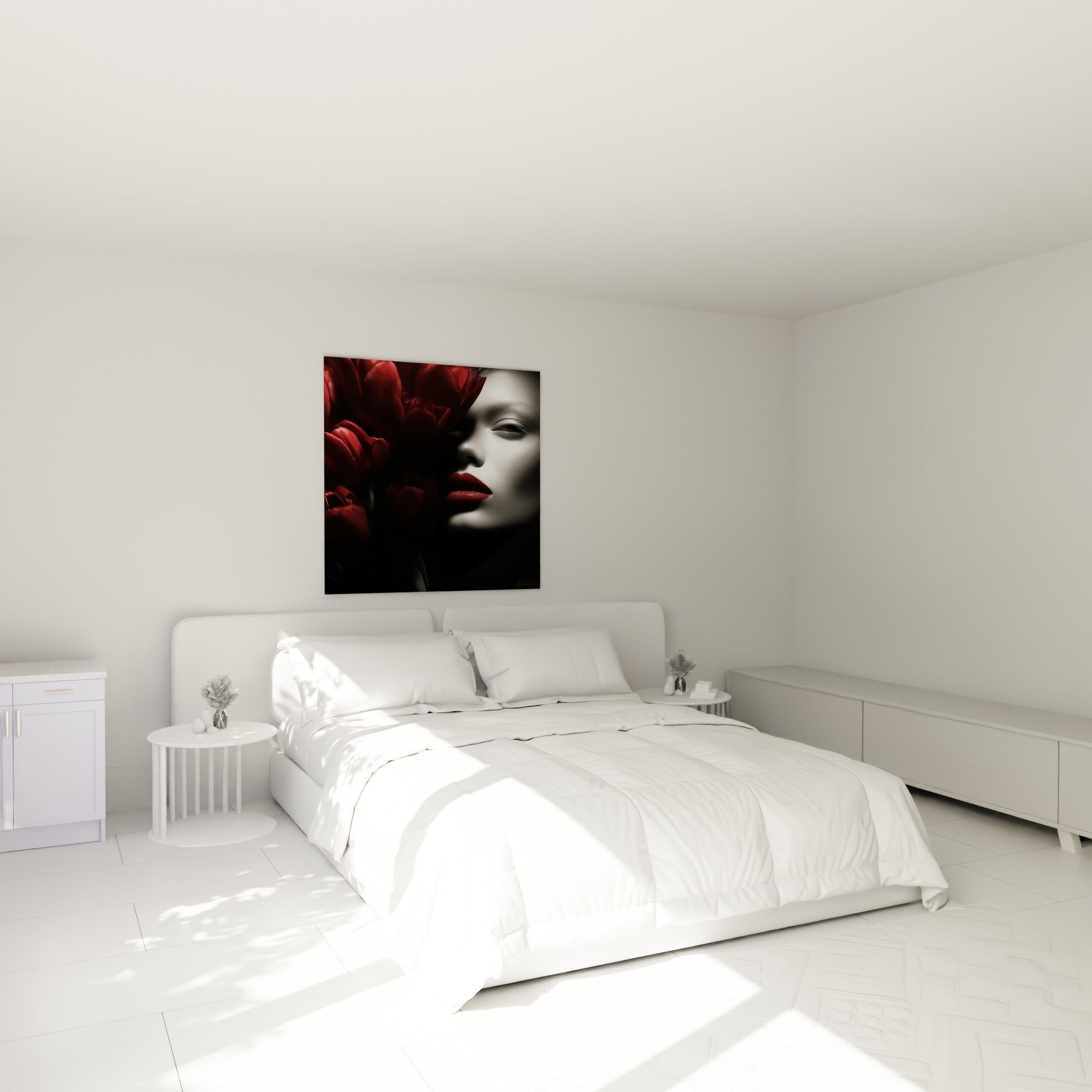 Portrait aux lèvres rouges et tulipes bordeaux accroché au-dessus d'un lit dans une chambre claire
