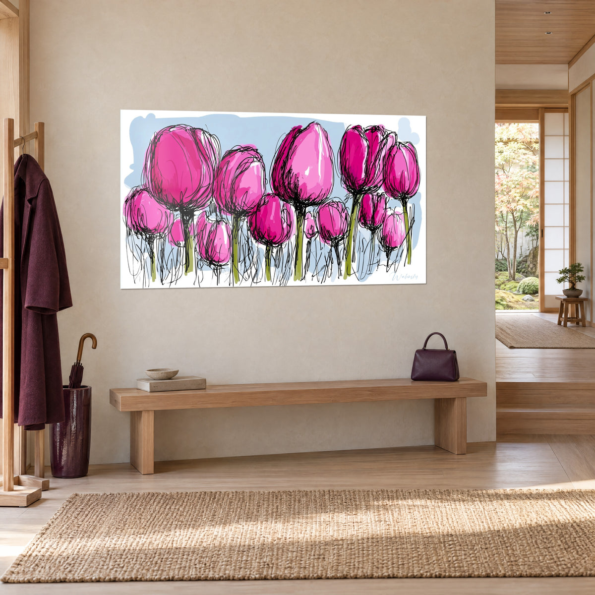 Tableau fleurs de printemps magenta aux tiges vert olive et contours d'encre, mur beige, banc en bois, vue de trois-quarts