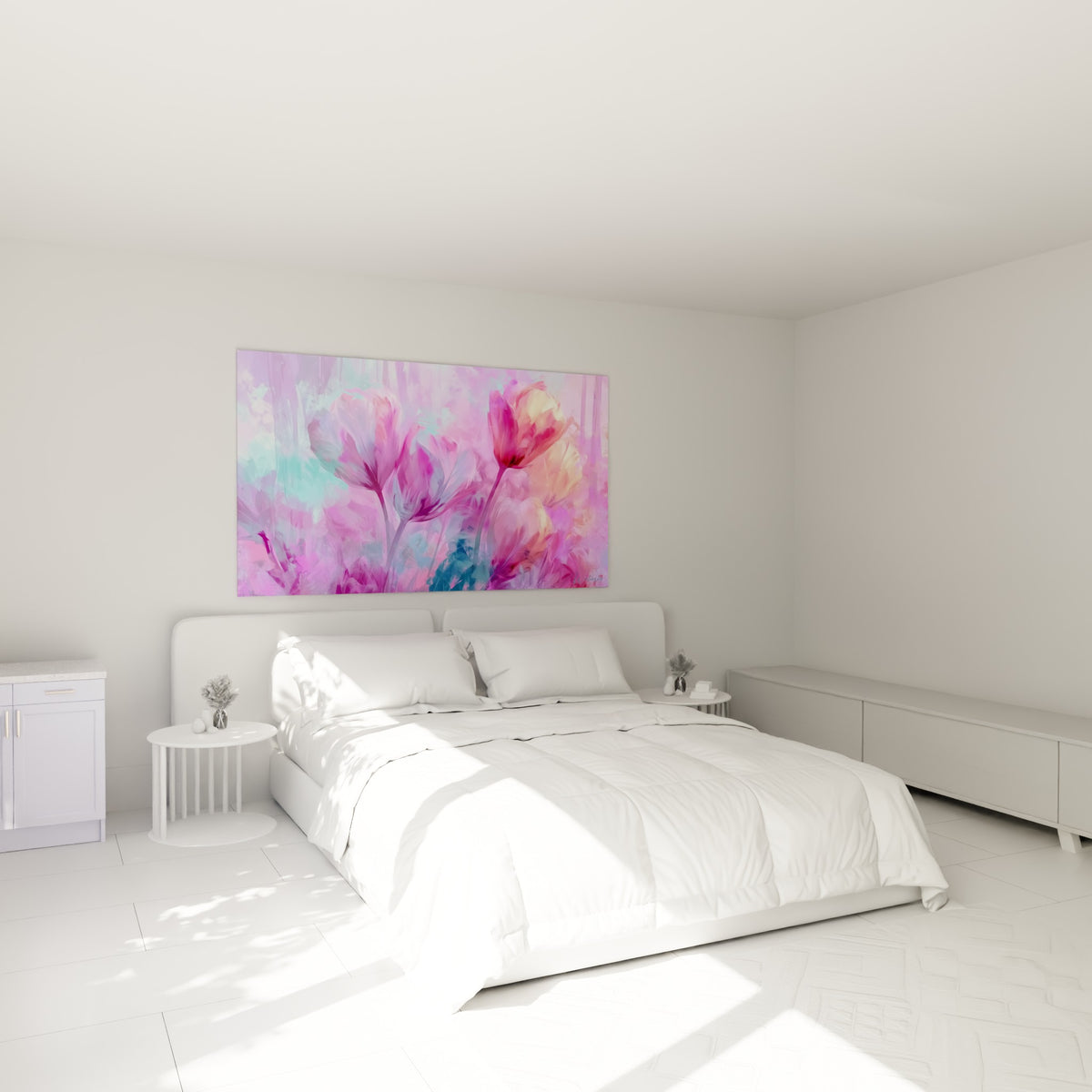 Fleurs de tulipe roses et bleu pastel accrochées au-dessus d'un lit dans une chambre claire