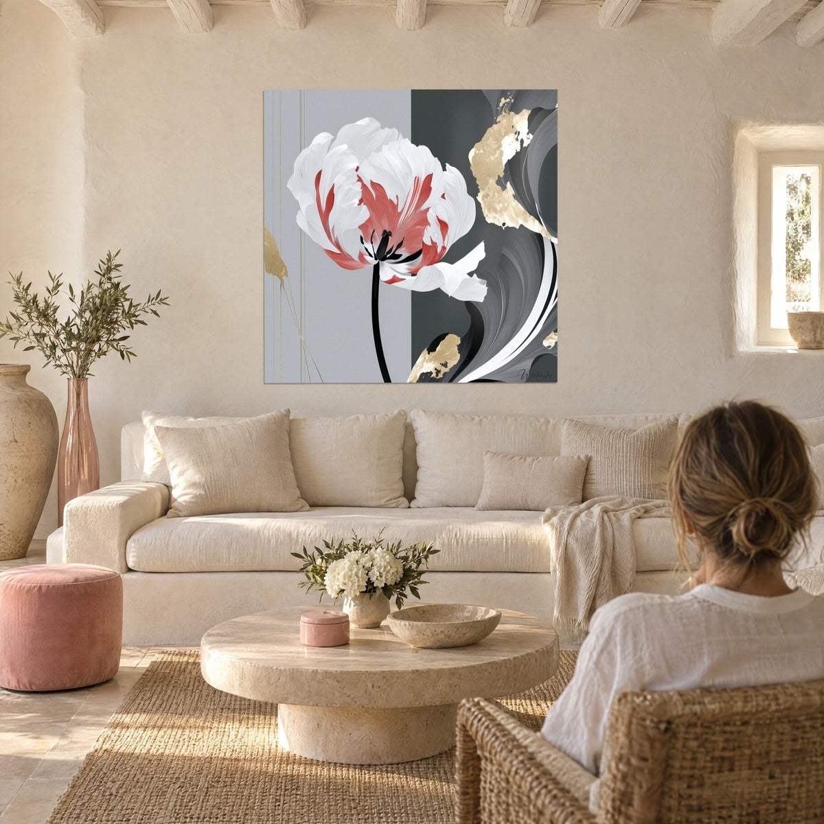 Tableau tulipe blanche aux stries corail, tige noire, fond gris et anthracite, feuille d'or, au-dessus d'un canapé dans un salon lumineux
