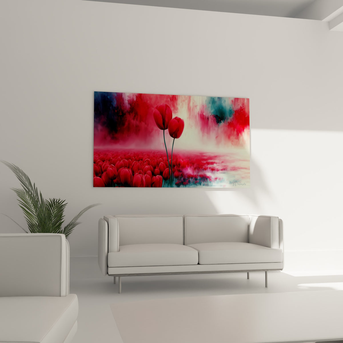 Champ de tulipes rouges vaporeuses et tiges élancées, au-dessus d'un canapé dans un salon lumineux