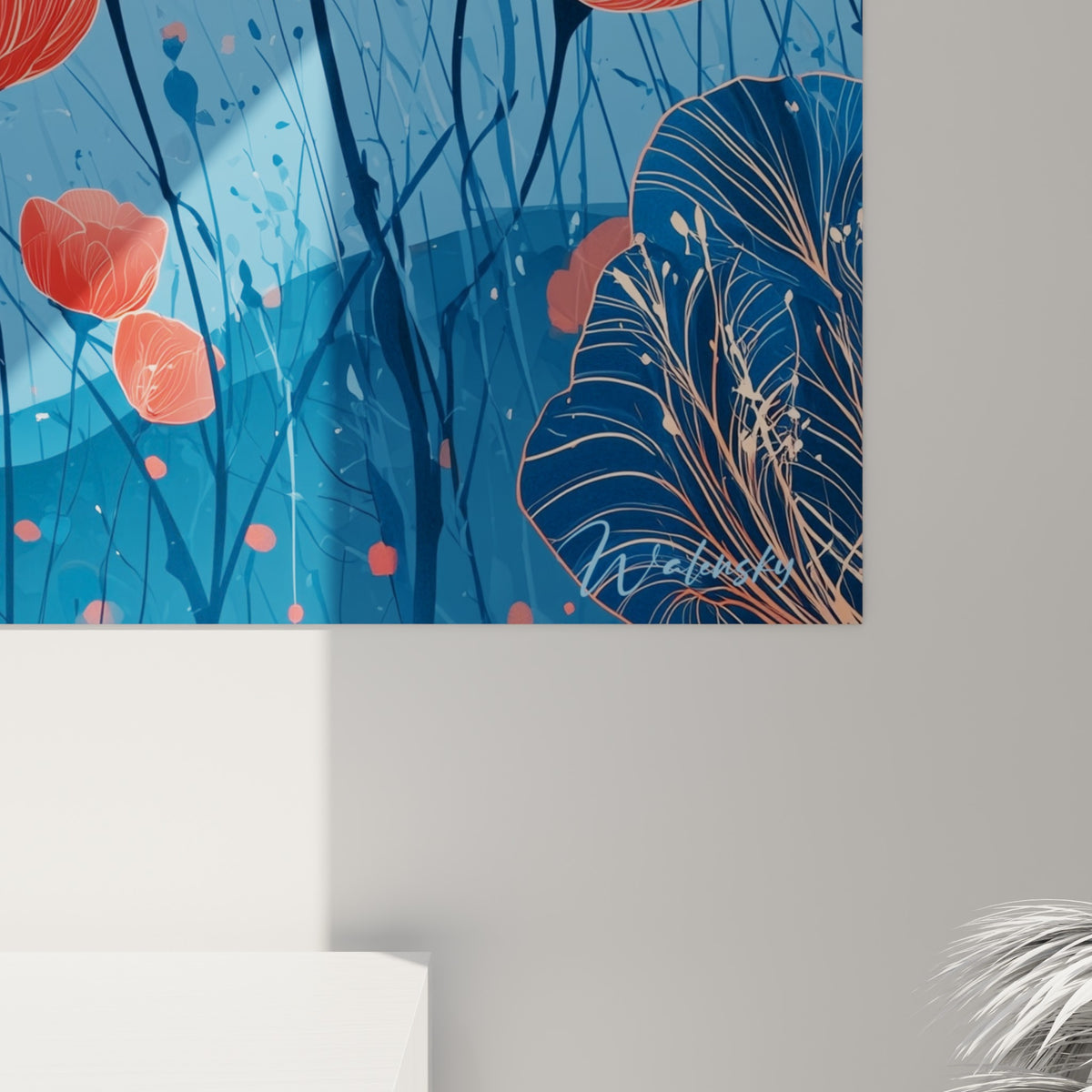 Détail des pétales corail et bleu marine, nervures fines et particules dorées visibles sur la matière de l'impression