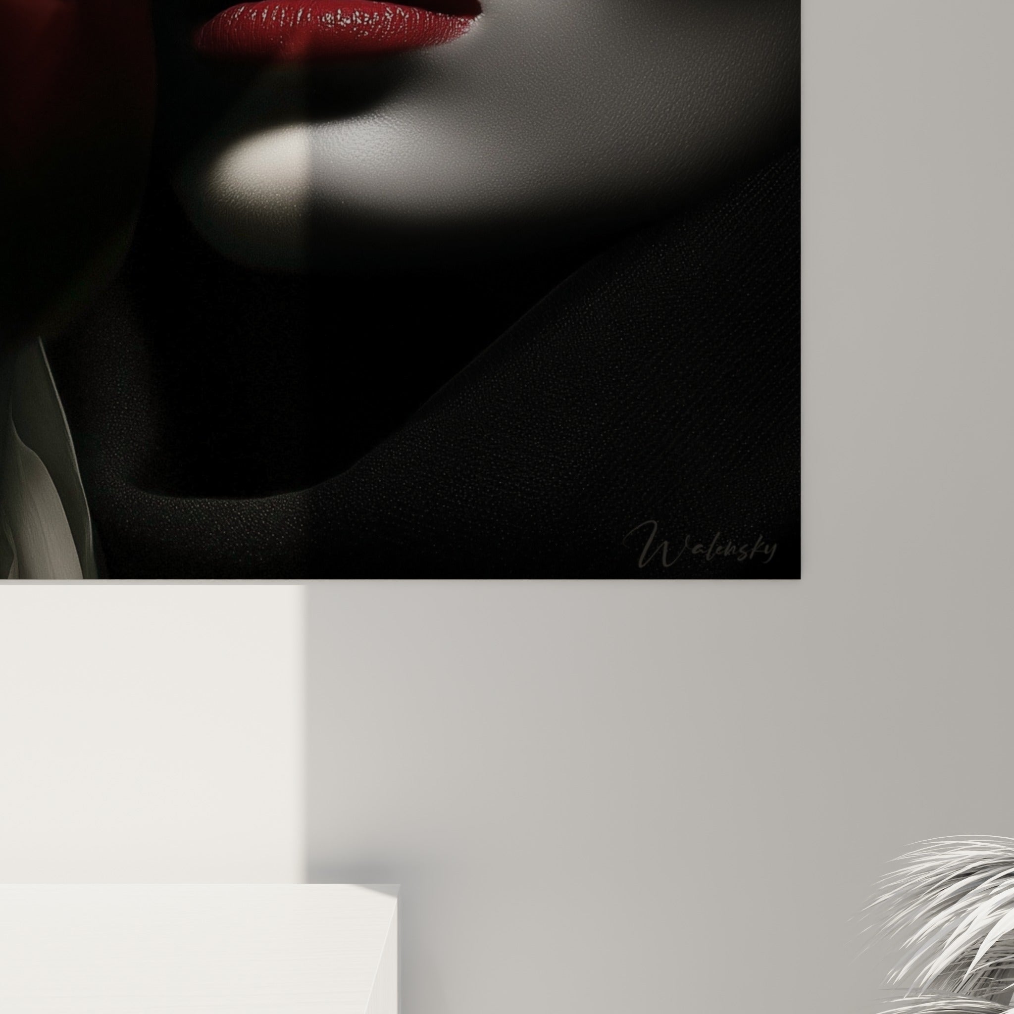 Détail des pétales veloutés bordeaux et de la peau texturée en noir et blanc, coulures rouge carmin visibles
