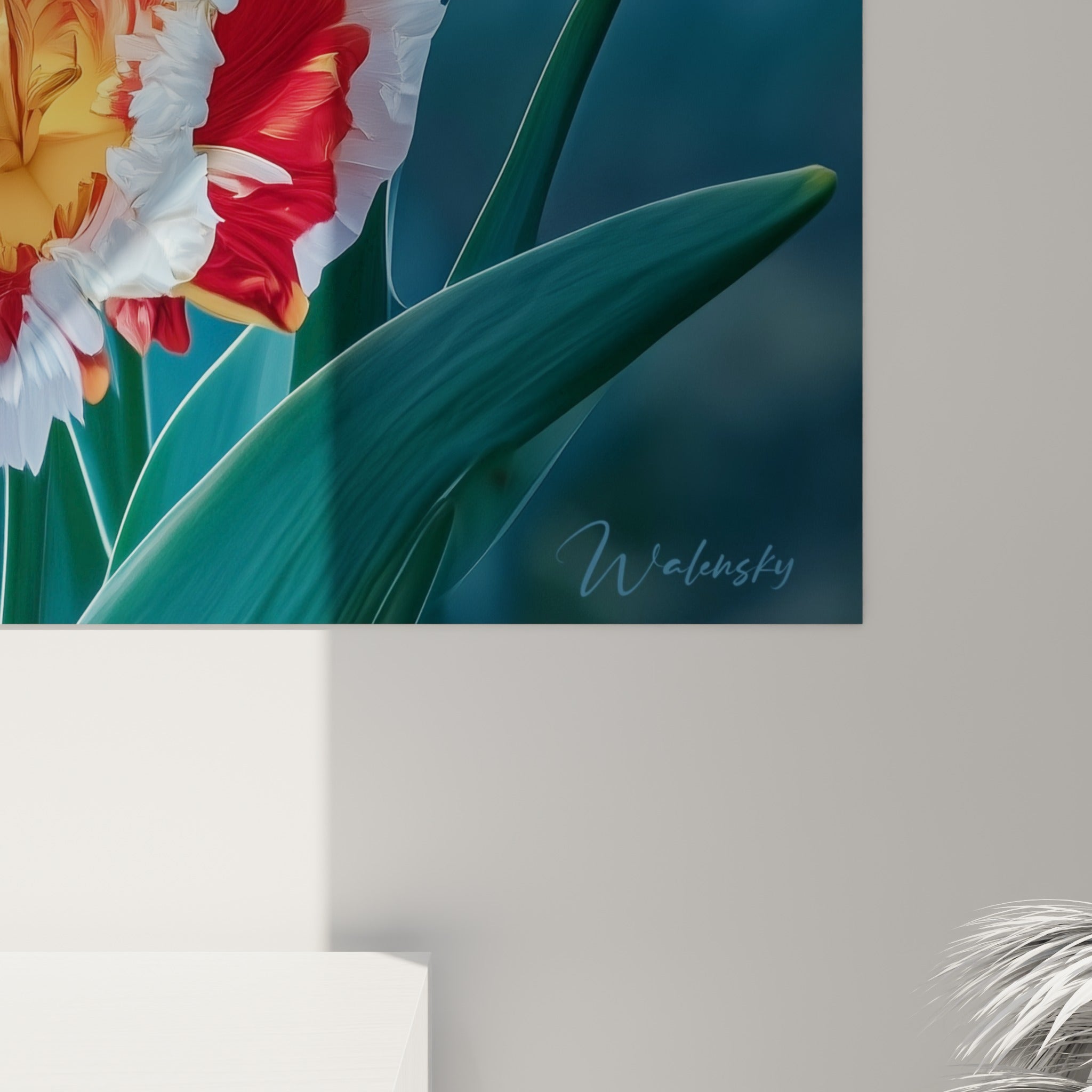 Détail des pétales frangés rouge et blanc, texture froissée et lueur dorée émanant du cœur de la tulipe