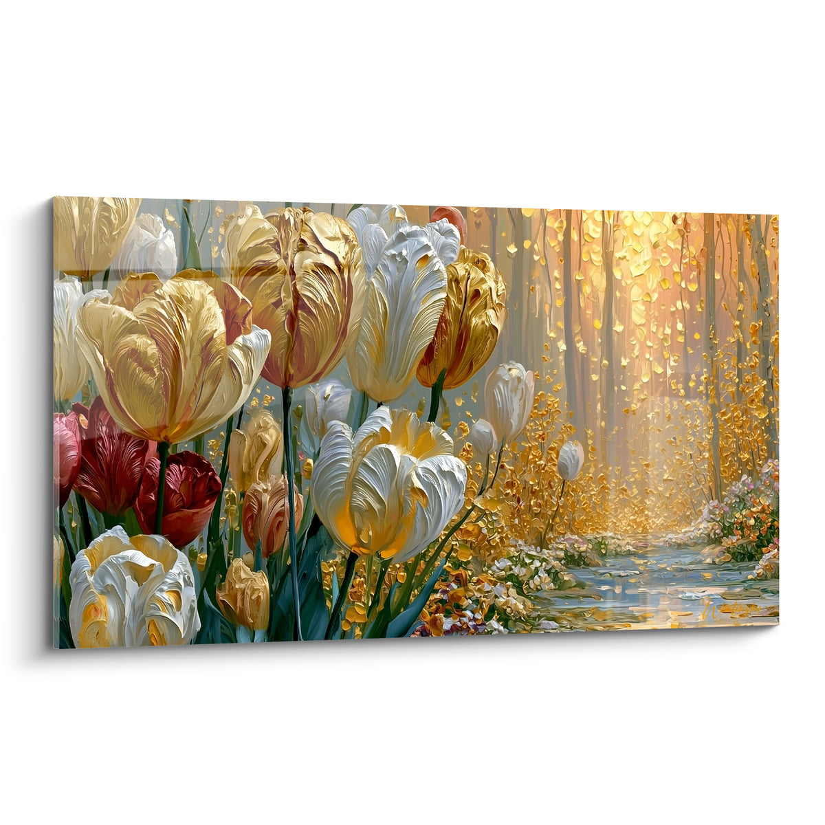 Tulipes blanches et dorées aux pétales veloutés, touches de rouge, sentier lumineux flou en arrière-plan.