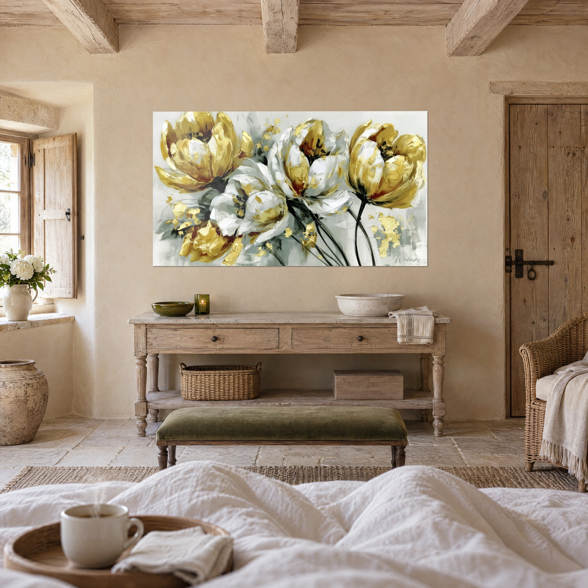 Tableau corolles ivoire rehaussées de paillettes d'or sur fond gris doux, au-dessus d'un lit dans une chambre claire