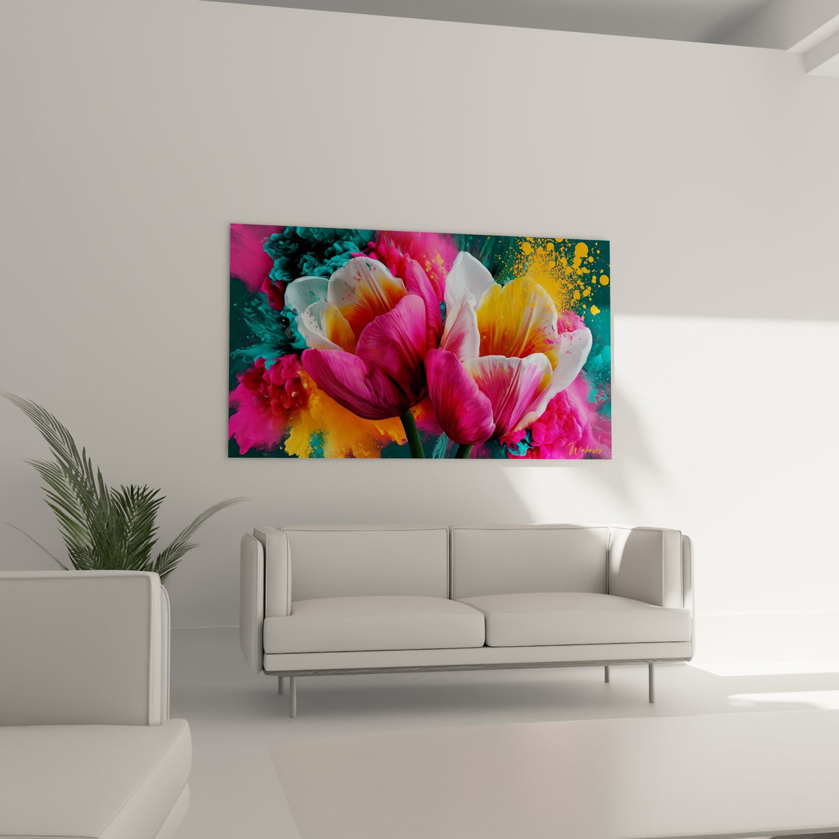 Fleurs de tulipe fuchsia et sarcelle en mouvement éclatant au-dessus d'un canapé dans un salon lumineux