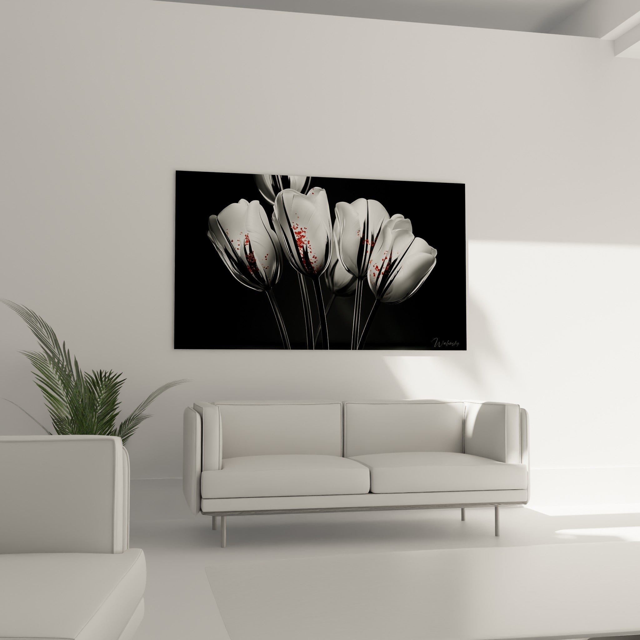 Bouquet de tulipes blanches éclaboussées de rouge accroché au-dessus d'un canapé dans un salon lumineux