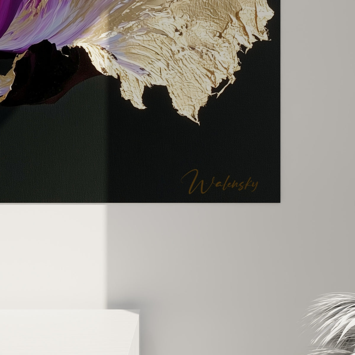Empâtements dorés et coulures pourpres révèlent le grain épais de la peinture florale