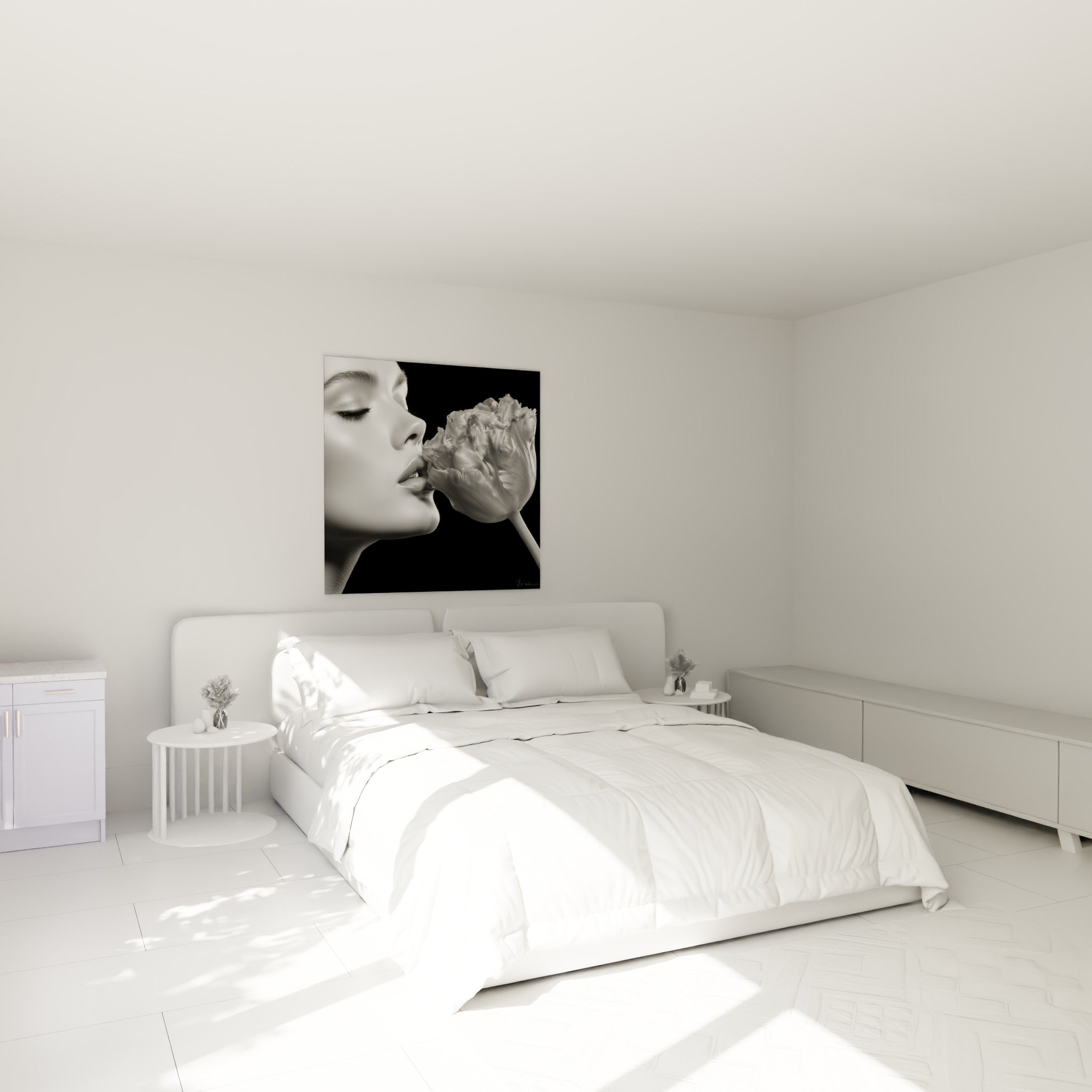 Tulipe blanche et visage en camaïeu gris accrochés au-dessus d'un lit dans une chambre claire