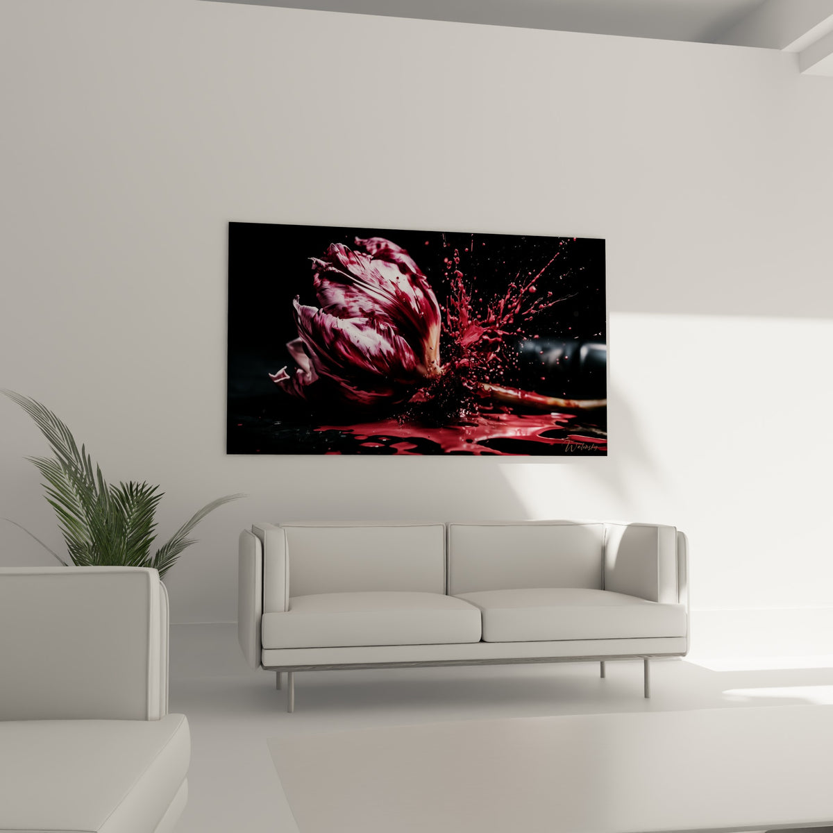 Fleur pourpre et rose en pleine déflagration liquide accrochée au-dessus d'un canapé dans un salon lumineux