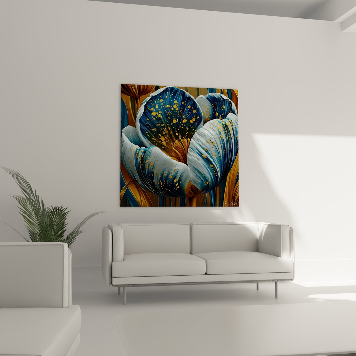 Fleur nacrée aux nuances ocre et bleu profond accrochée au-dessus d'un canapé dans un salon lumineux