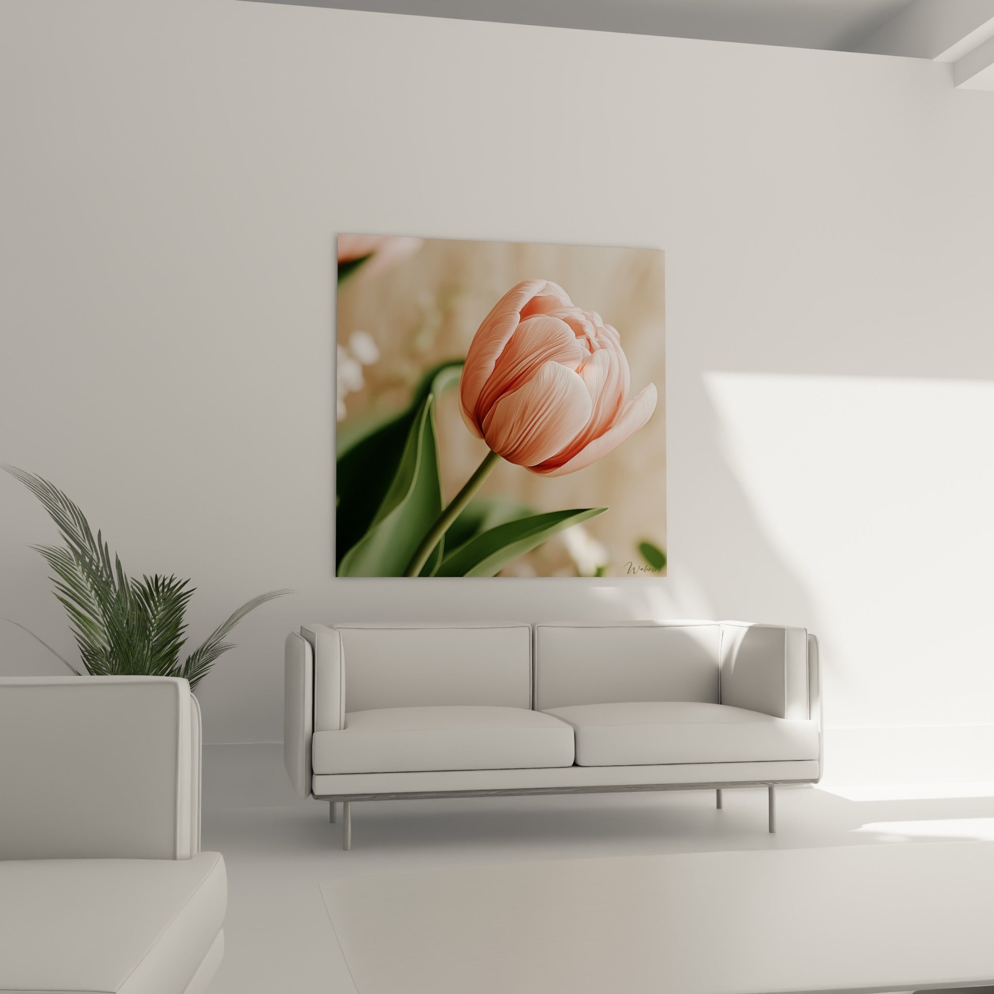 Fleur rose et verte de la tulipe suspendue au-dessus d'un canapé dans un salon lumineux