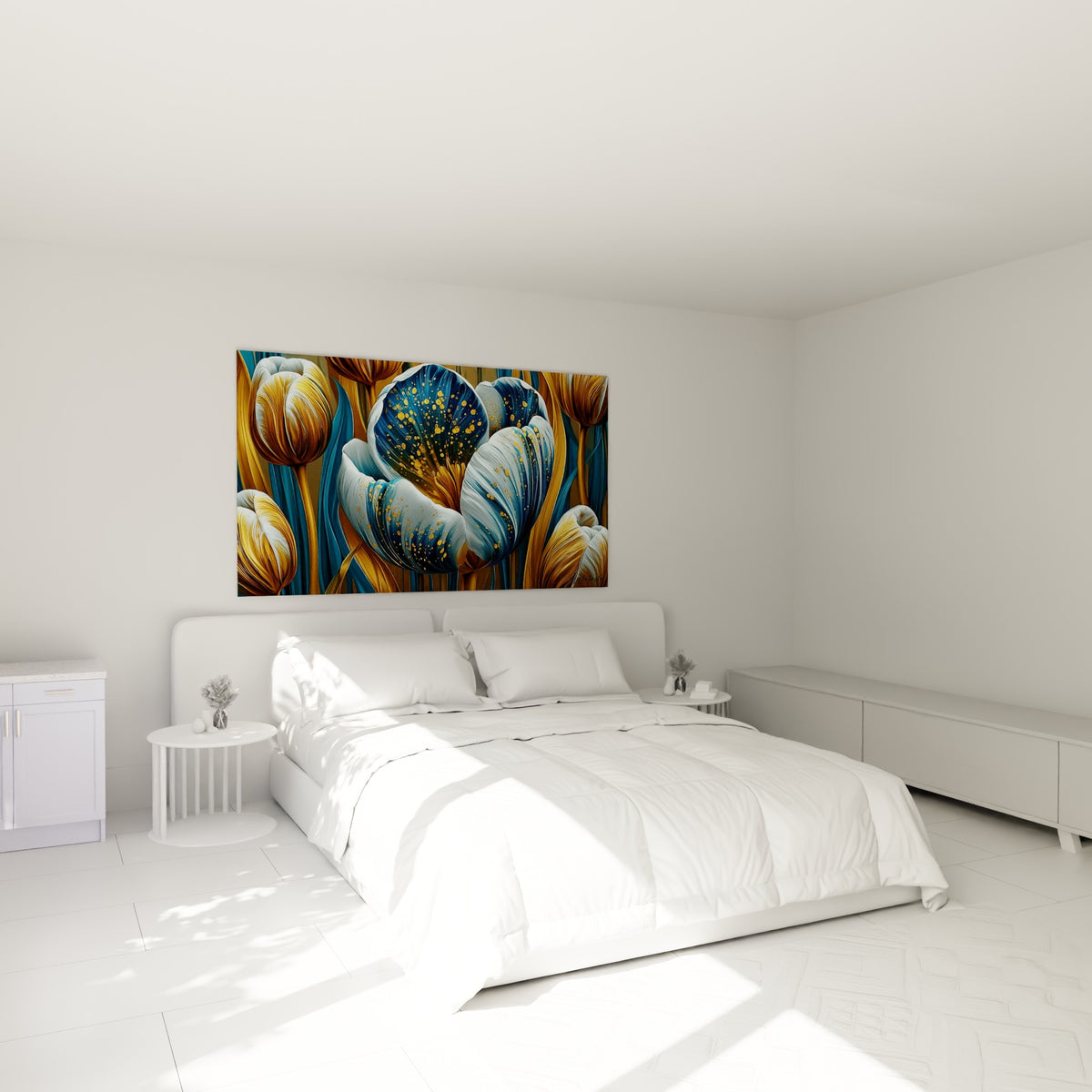 Tulipes bleu marine et dorées épanouies, accrochées au-dessus d'un lit dans une chambre claire.