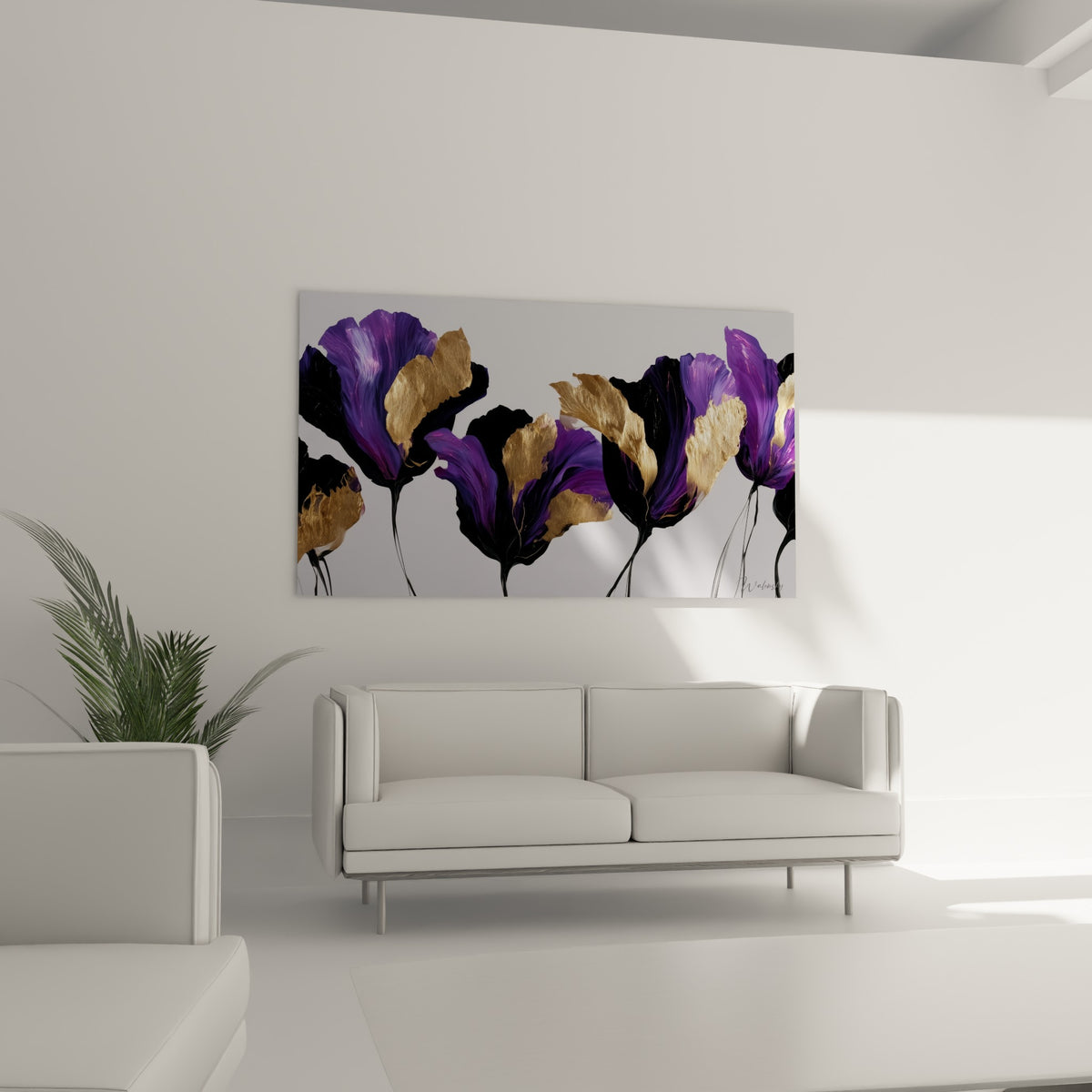 Fleurs de tulipe violet foncé et or déployées au-dessus d'un canapé dans un salon lumineux