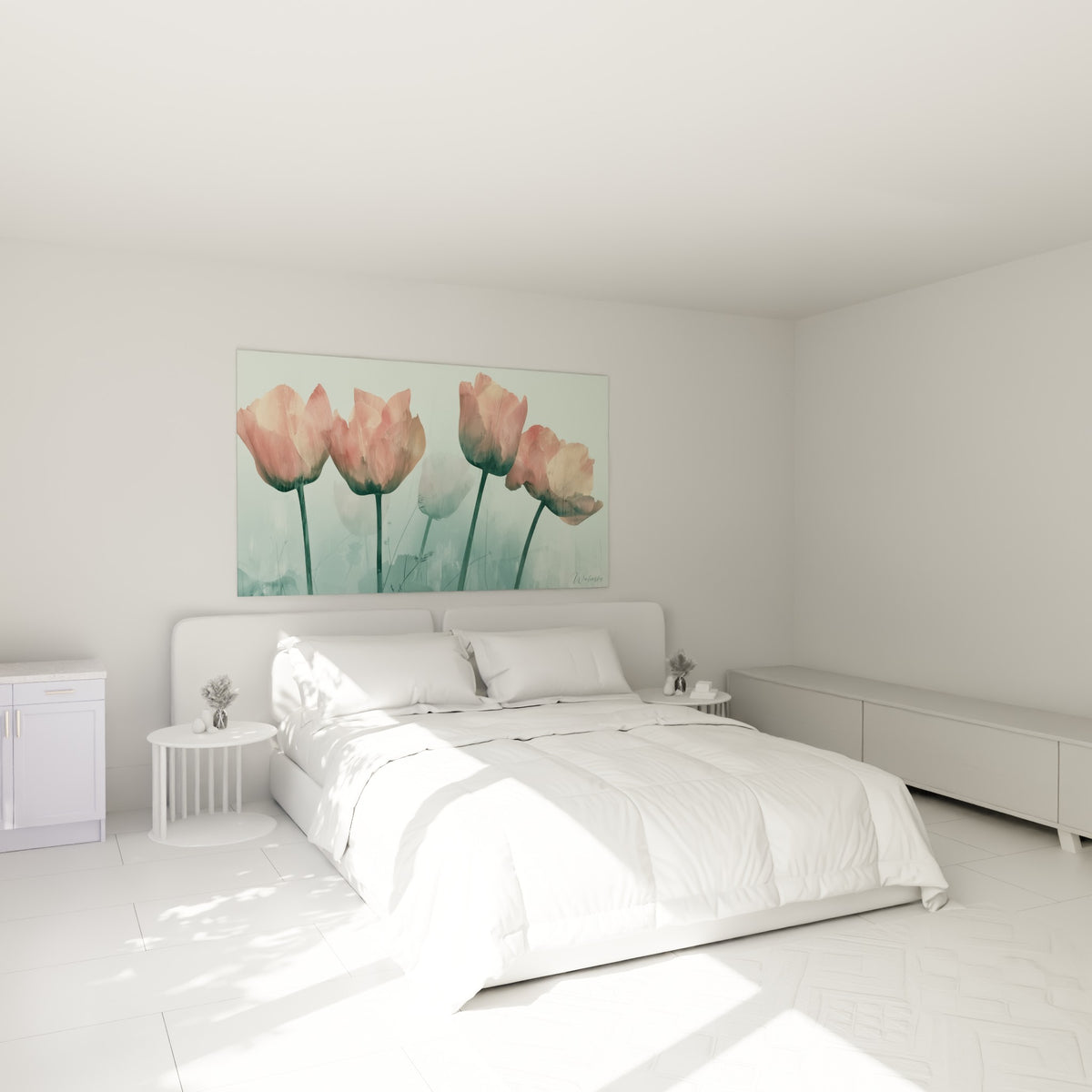 Bouquet de tulipes corail sur fond vert d'eau accroché au-dessus d'un lit dans une chambre claire