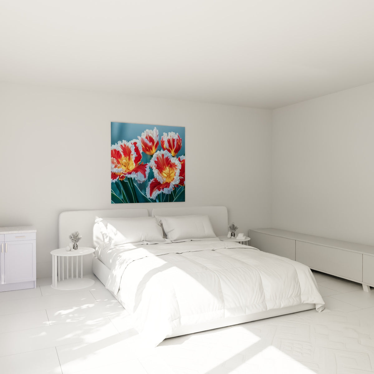 Bouquet de tulipes rouge vif et blanc nacré, cœurs dorés, au-dessus d'un lit dans une chambre claire