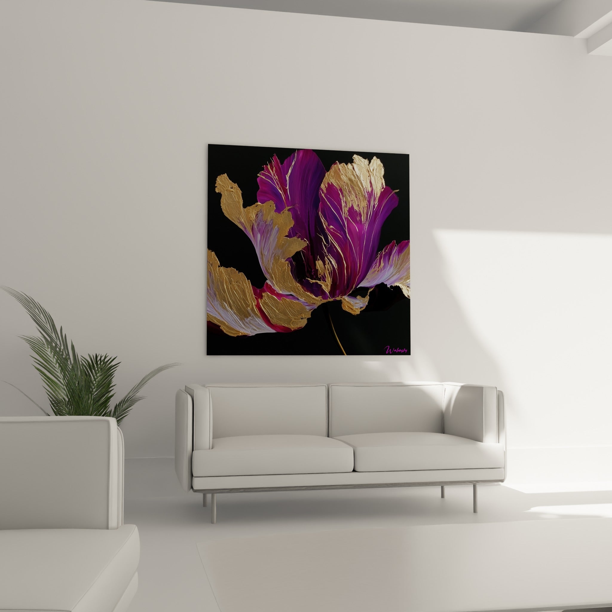 Fleur Tulipe aux reflets métalliques dorés placée au-dessus d'un canapé dans un salon lumineux