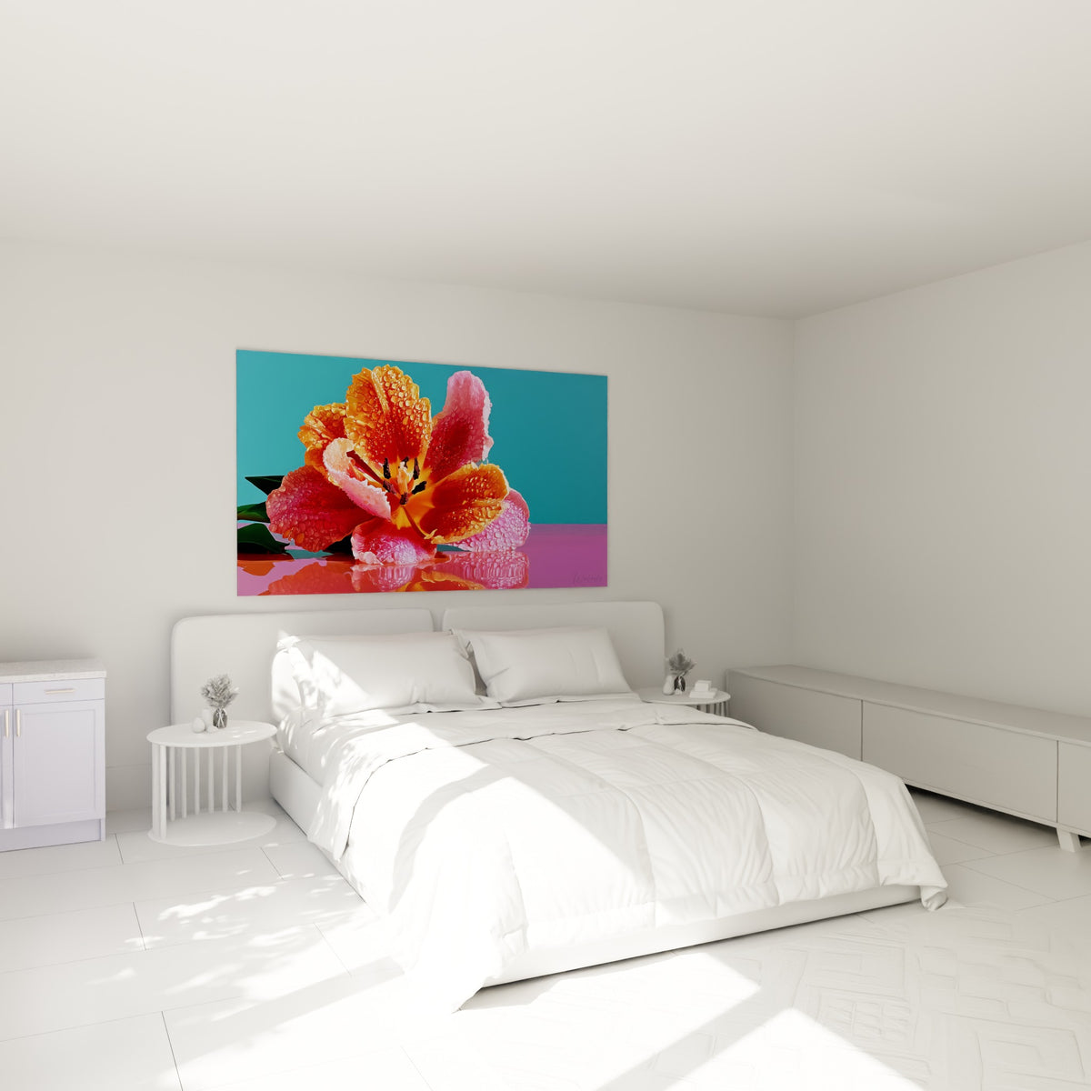 Pétales orange et rose scintillants de rosée accrochés au-dessus d'un lit dans une chambre claire