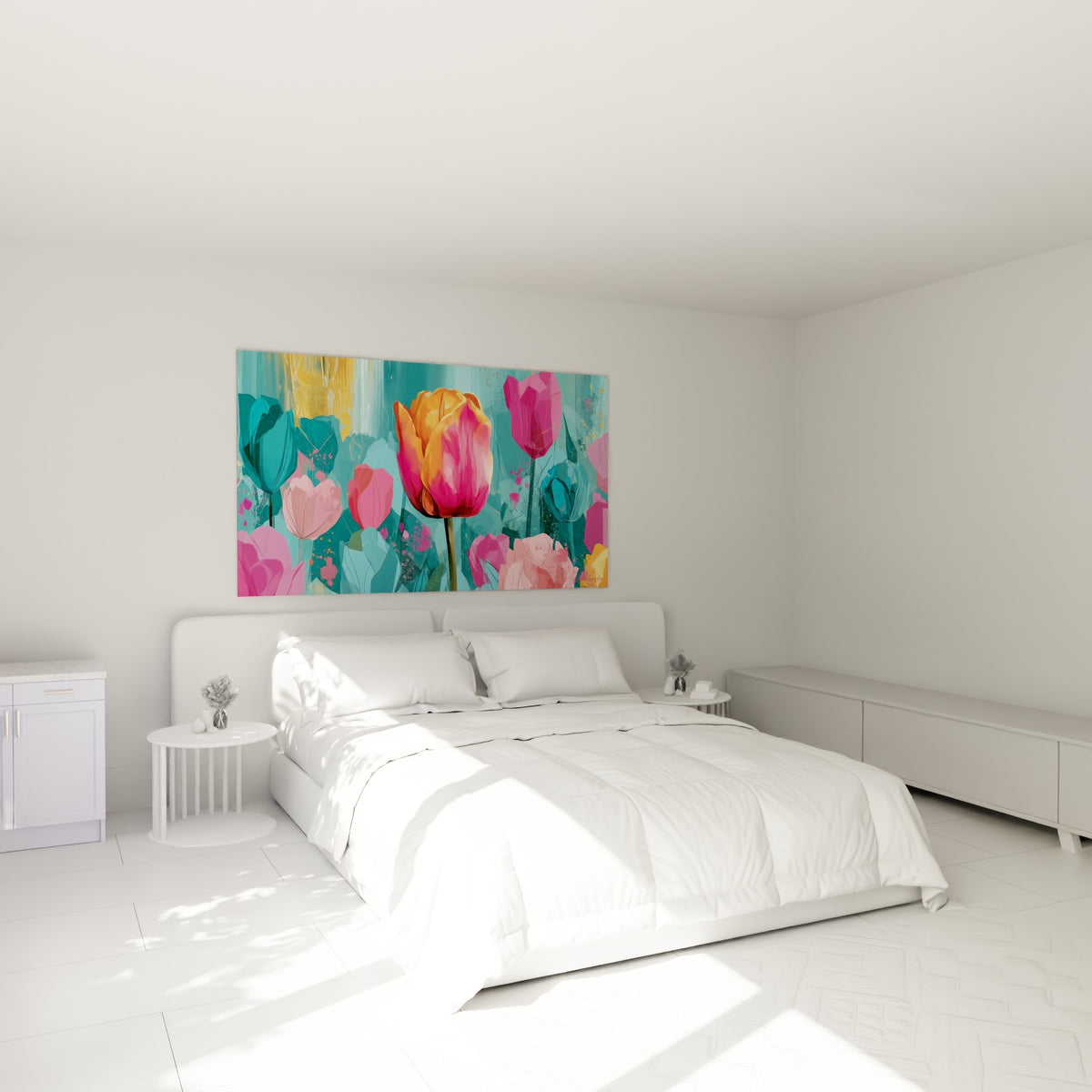 Bouquet de tulipes rose et orange sur fond turquoise, accroché au-dessus d'un lit dans une chambre claire