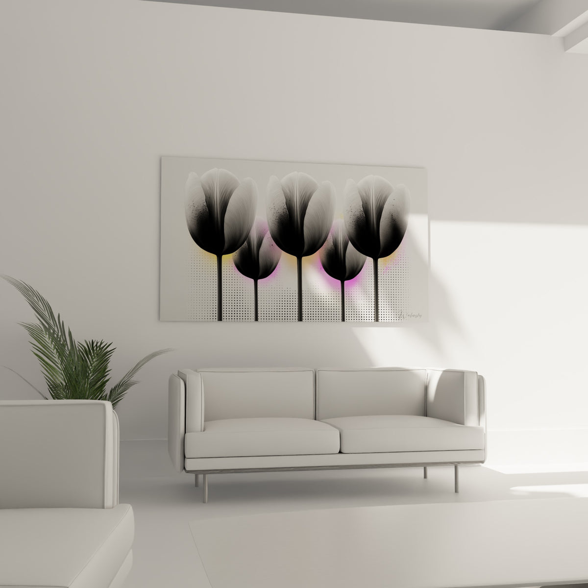 Fleurs noires nimbées de doré et fuchsia placées au-dessus d'un canapé dans un salon lumineux