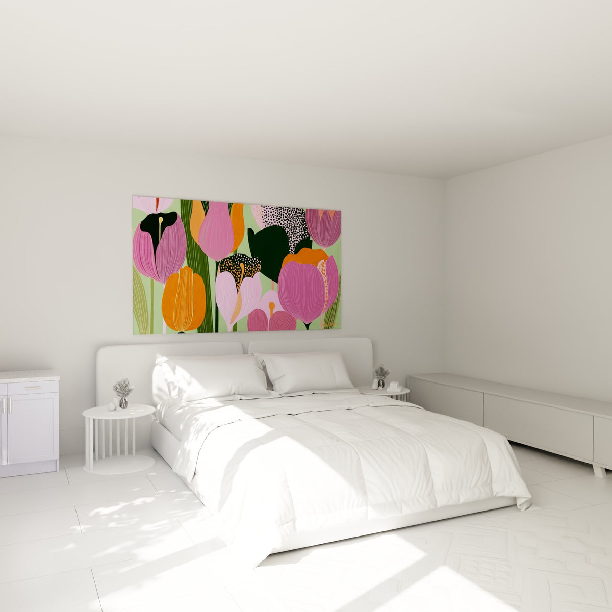 Pétales roses et orange vifs de tulipes stylisées, accrochées au-dessus d'un lit dans une chambre claire