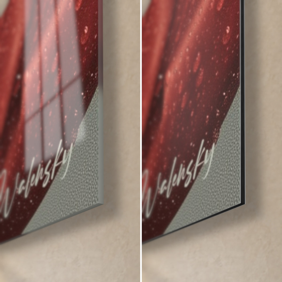 Tableau gouttelettes sur pétale rouge profond, coin bas droit : verre brillant à gauche, Dibond gris mat à droite, tranche fine