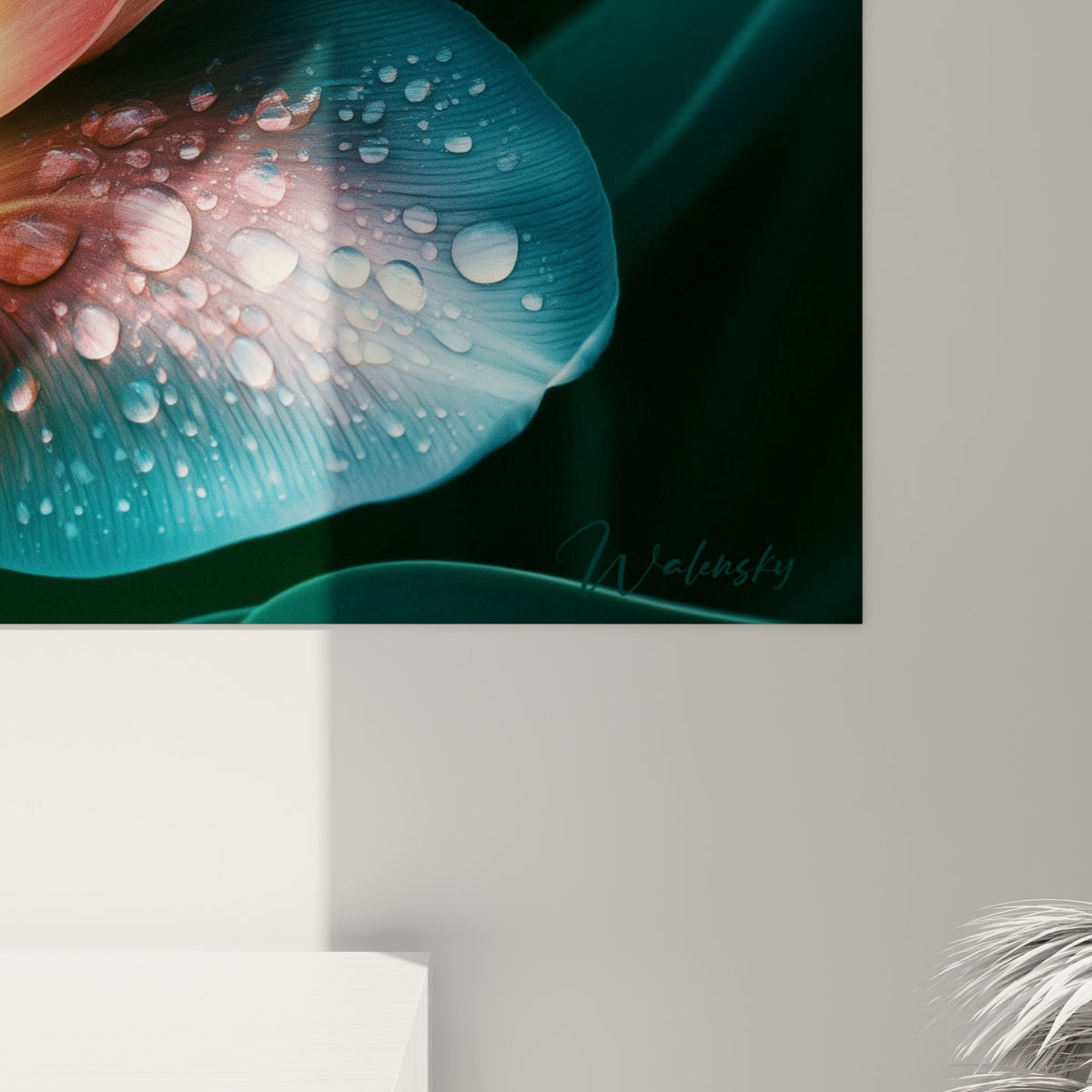 Gouttes de rosée cristallines et veines de pétale bleu-rose visibles de près sur la toile accrochée