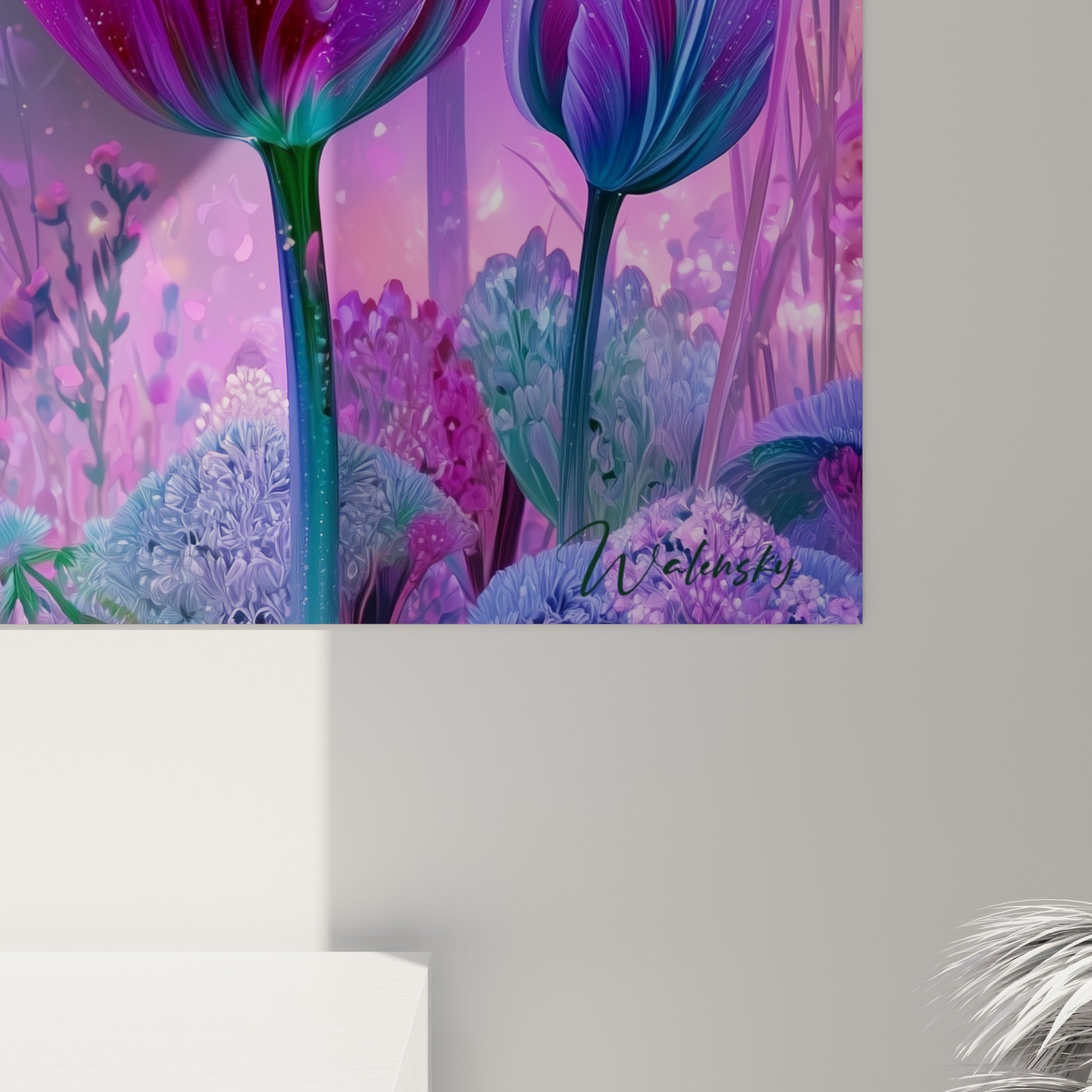 Grain velouté des pétales mauves et bleu glacé, gouttes de rosée en relief sous une lumière dorée