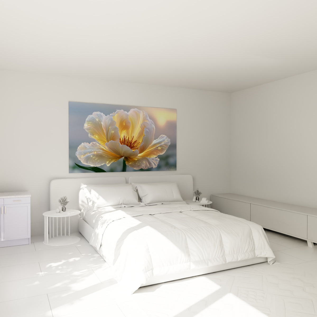 Pétales blancs et reflets dorés de cette tulipe illuminée, placée au-dessus d'un lit dans une chambre claire