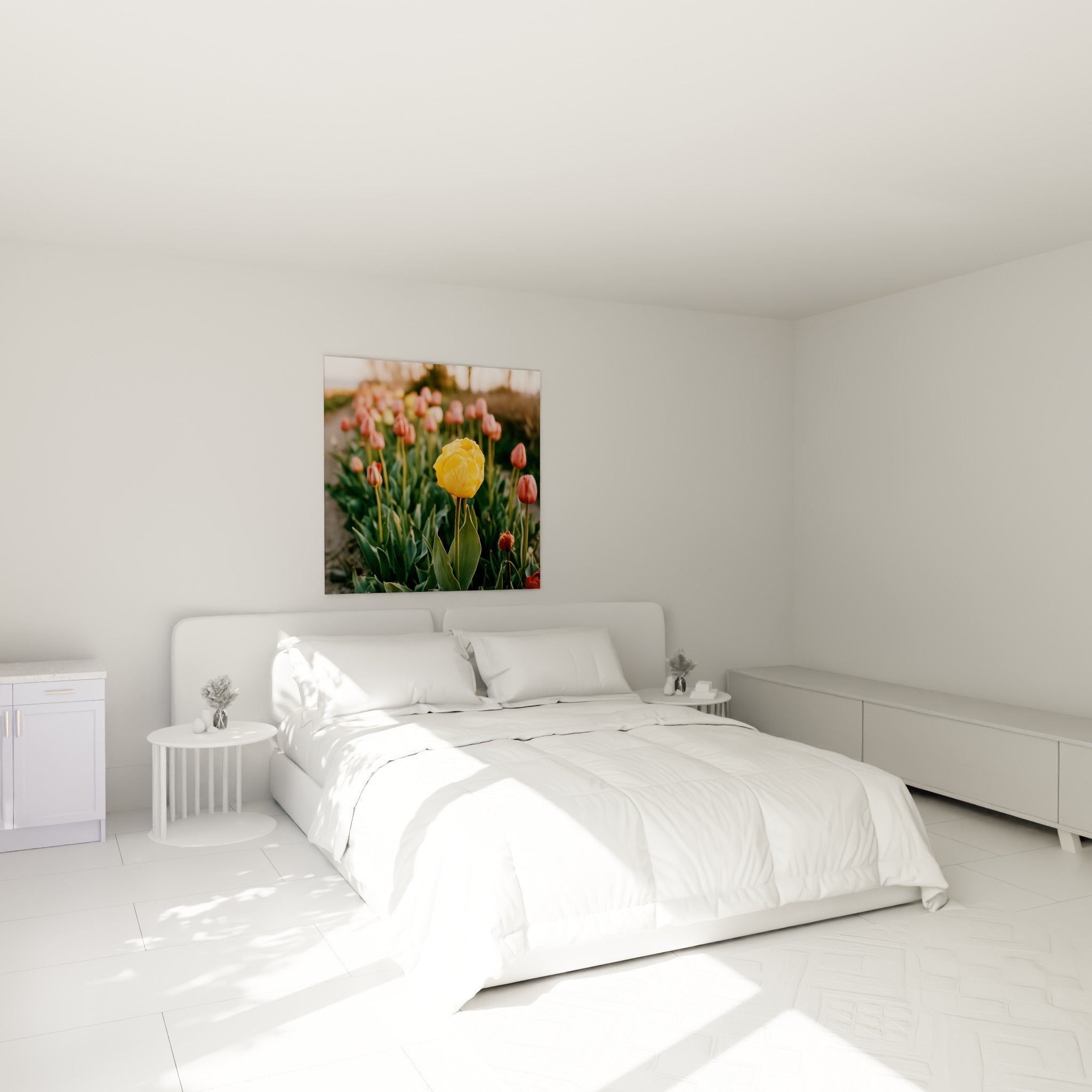 Tulipe jaune entourée de fleurs corail et de feuillage vert, accrochée au-dessus d'un lit dans une chambre claire