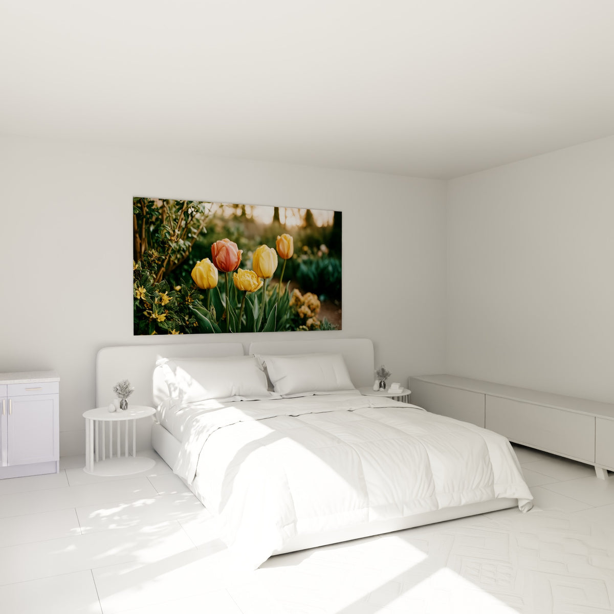 Bouquet de tulipes jaunes et corail accroché au-dessus d'un lit dans une chambre claire