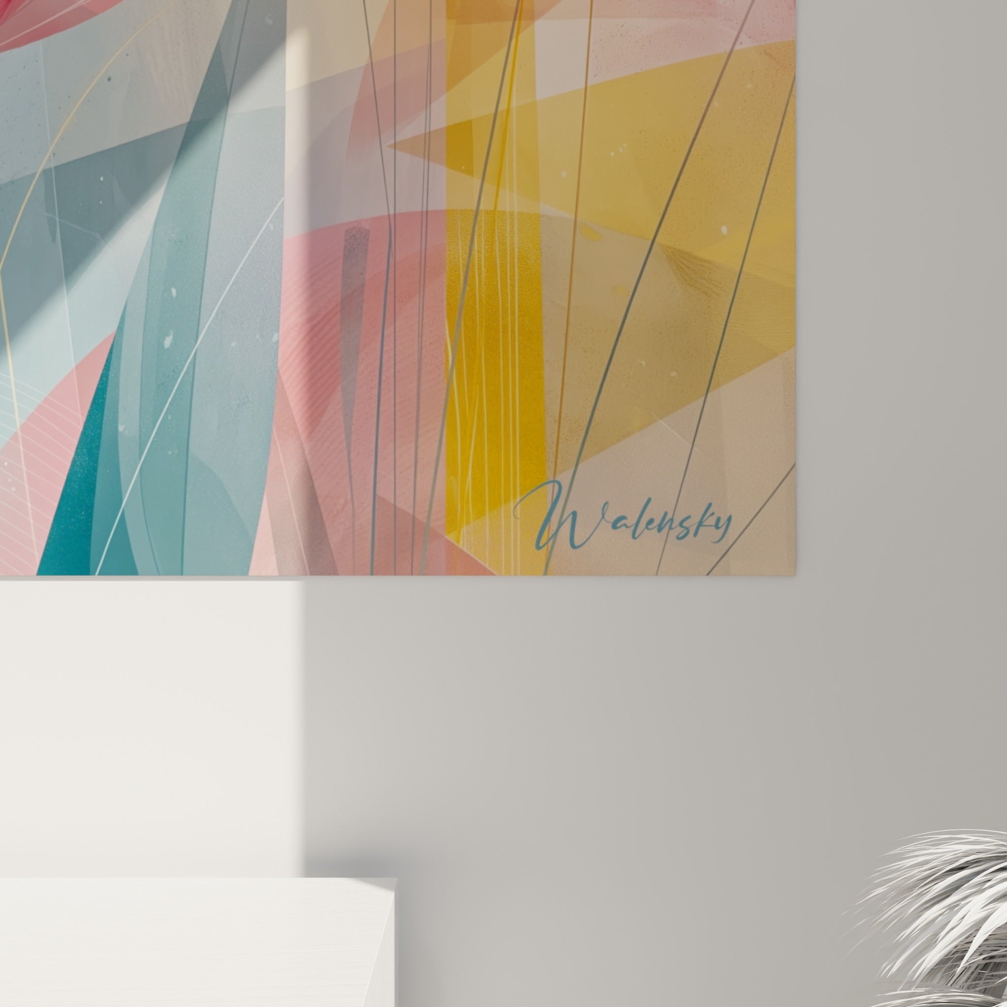 Détail des pétales corail et des lignes dorées entrelacées sur fond bleu pastel de la toile