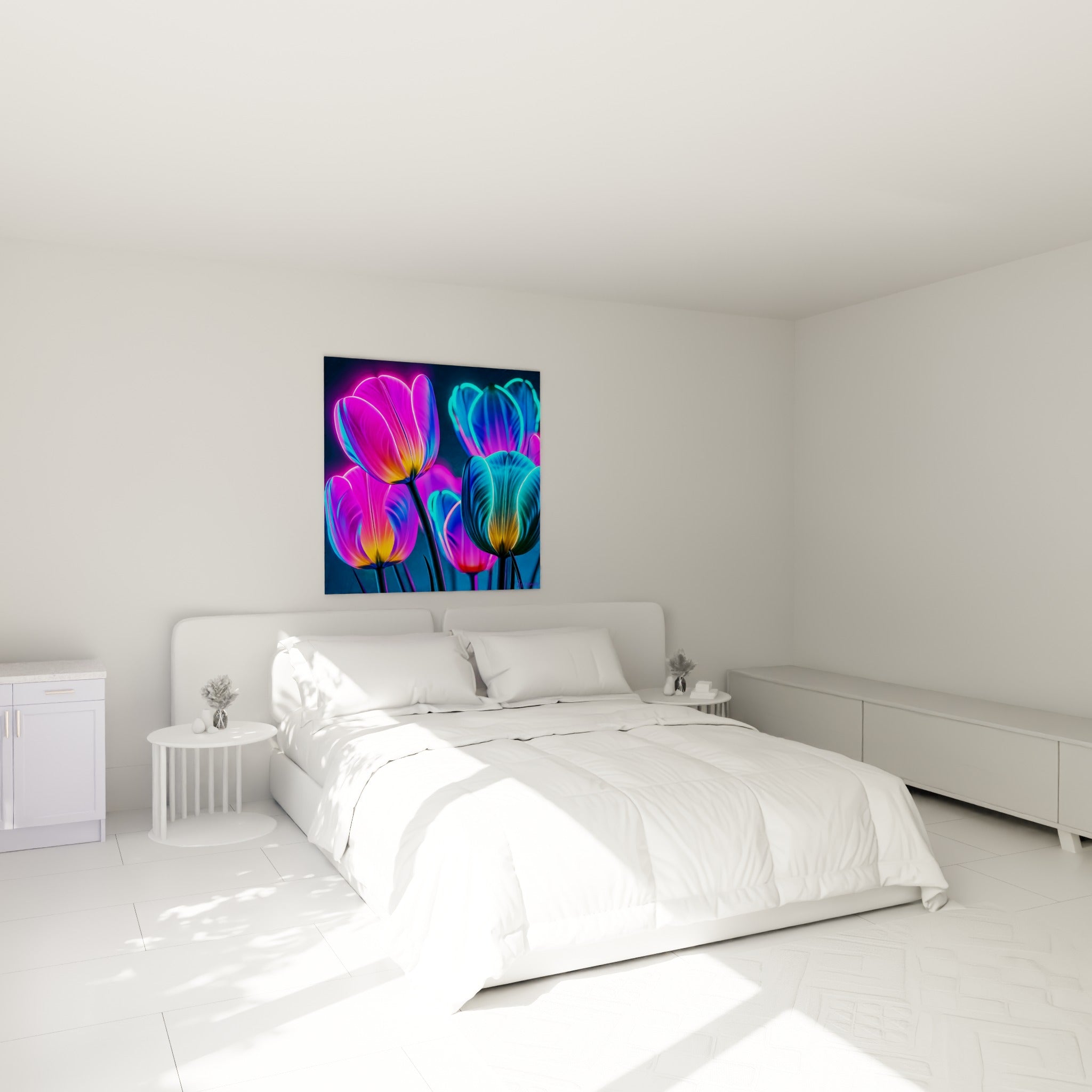 Fleurs magenta et bleu électrique aux pétales lumineux au-dessus d'un lit dans une chambre claire