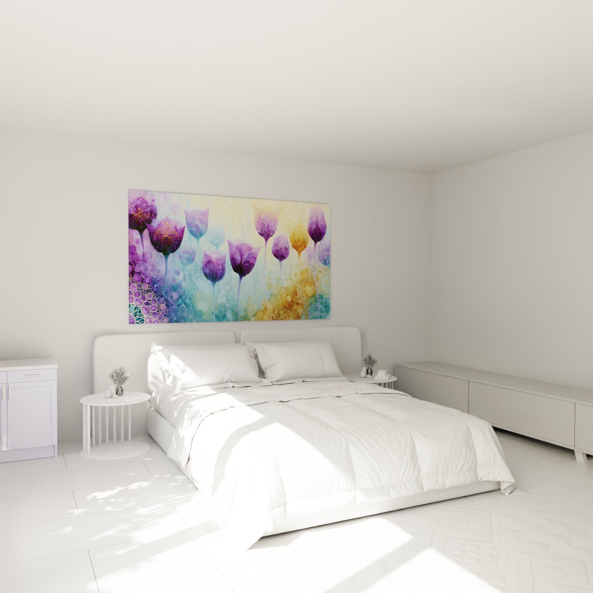 Fleurs mauves ornées d'or et de turquoise surplombent un lit dans une chambre claire