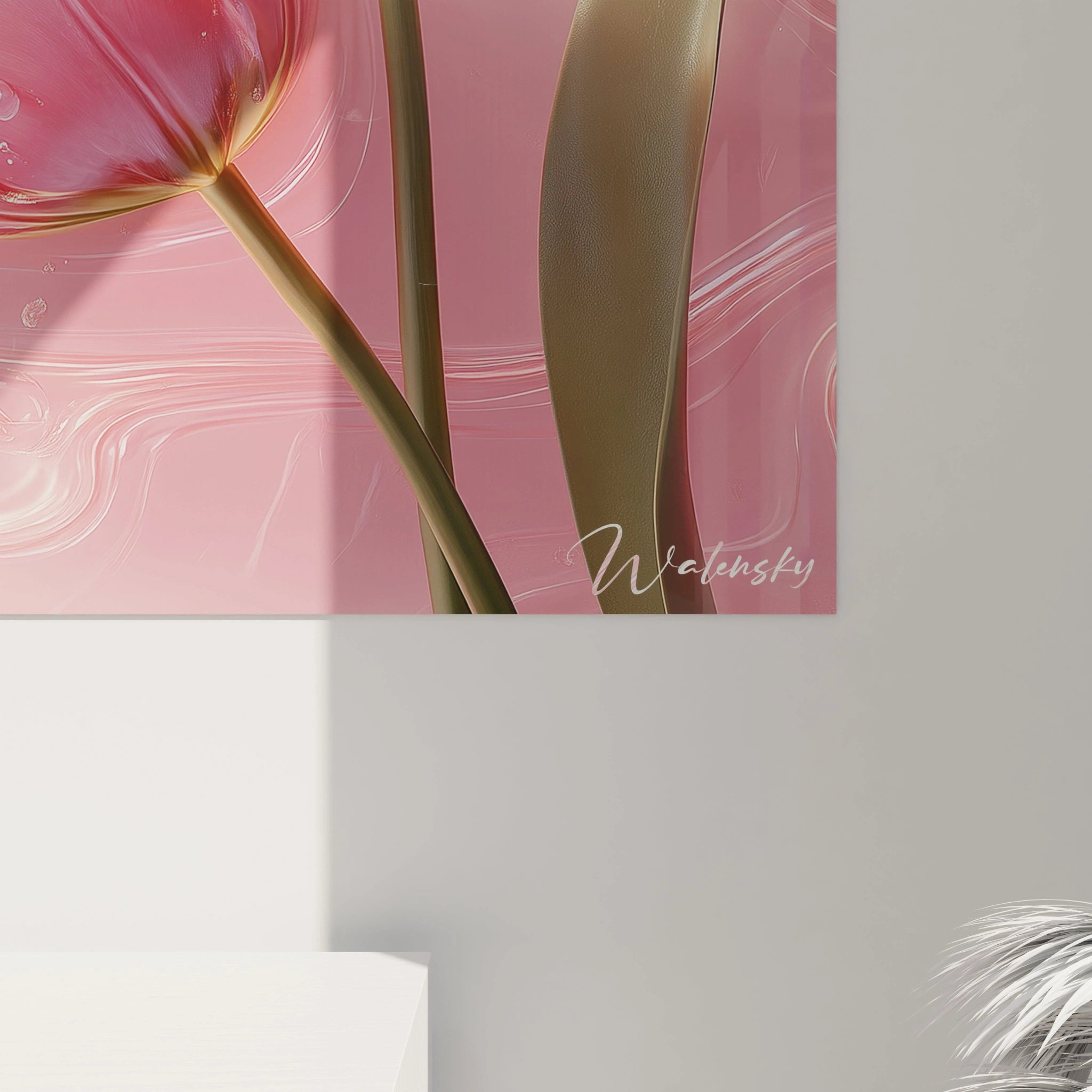 Un tableau Tulipe nature montrant deux fleurs aux pétales détaillés et brillants, sur un fond rose pastel à effet de vagues et gouttelettes, intégrant des nuances dorées et des tiges vertes élancées.