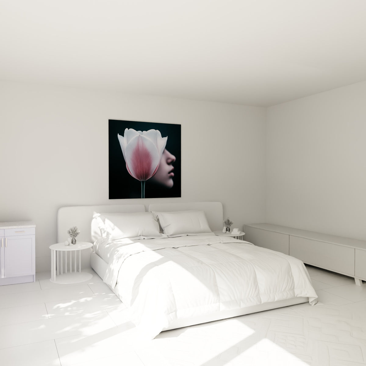 Pétales de tulipe rose et blanc nacré, accrochée au-dessus d'un lit dans une chambre claire