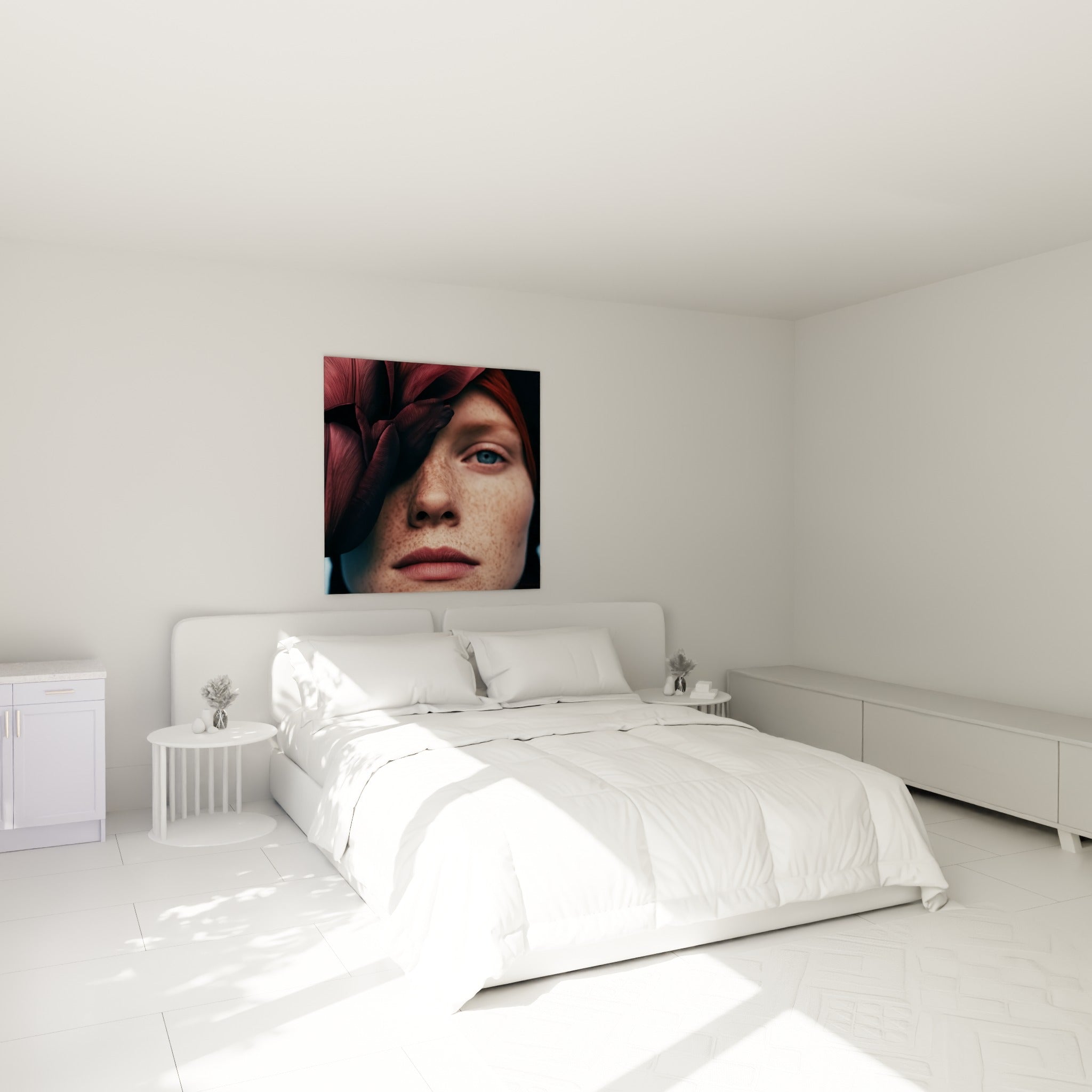 Portrait fusionné visage roux et fleur bordeaux accroché au-dessus d'un lit dans une chambre claire