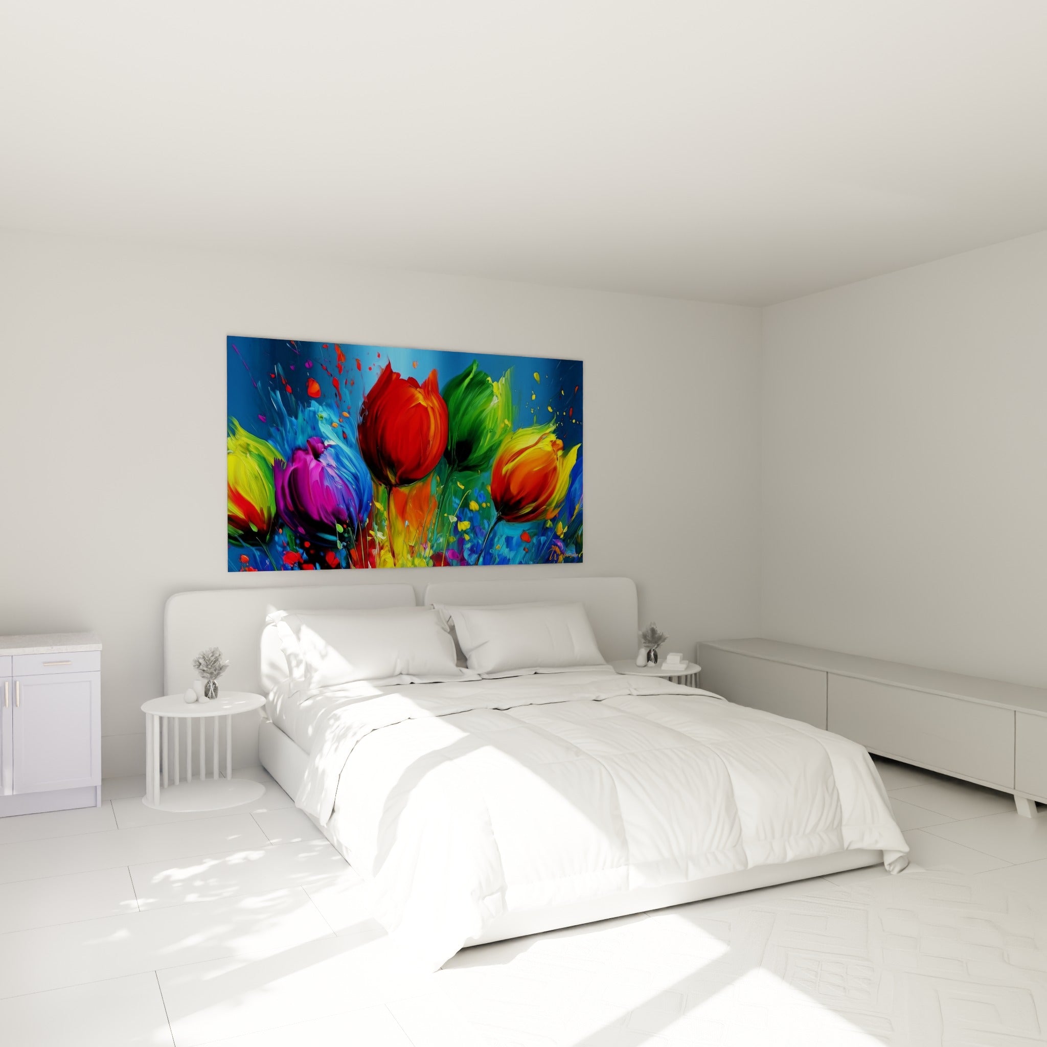 Bouquet de tulipes orange et bleu cobalt aux pétales texturés, au-dessus d'un lit dans une chambre claire