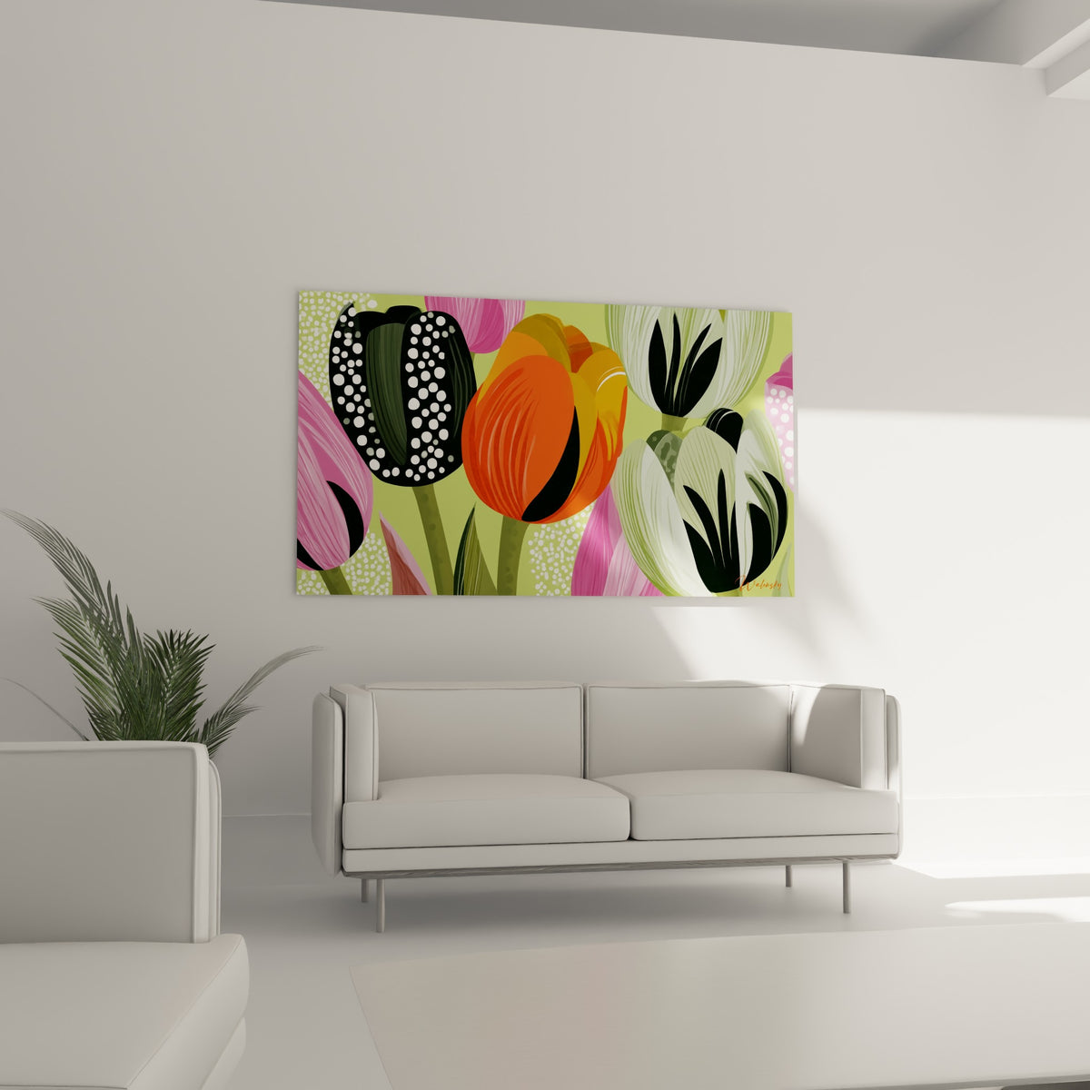Tulipe centrale orange vif entourée de fleurs noires à pois au-dessus d'un canapé dans un salon lumineux