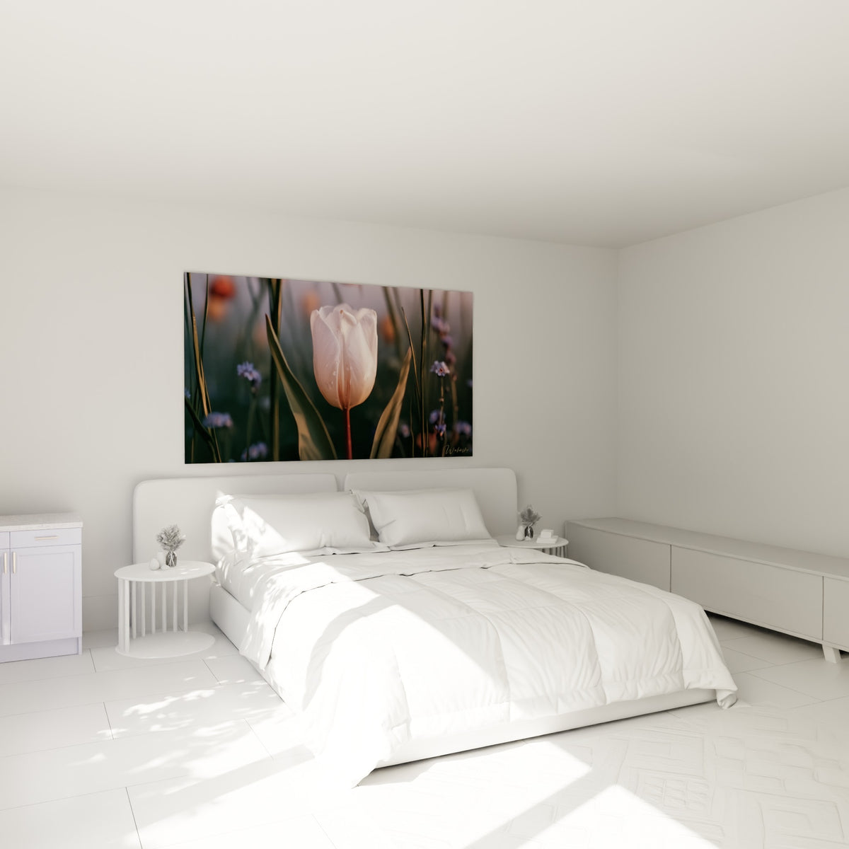Tulipe blanche aux gouttes de rosée et tons pastel, accrochée au-dessus d'un lit dans une chambre claire