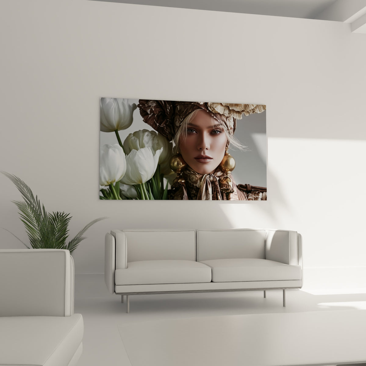 Bijoux dorés et pétales blancs se côtoient sur ce portrait, au-dessus d'un canapé dans un salon lumineux