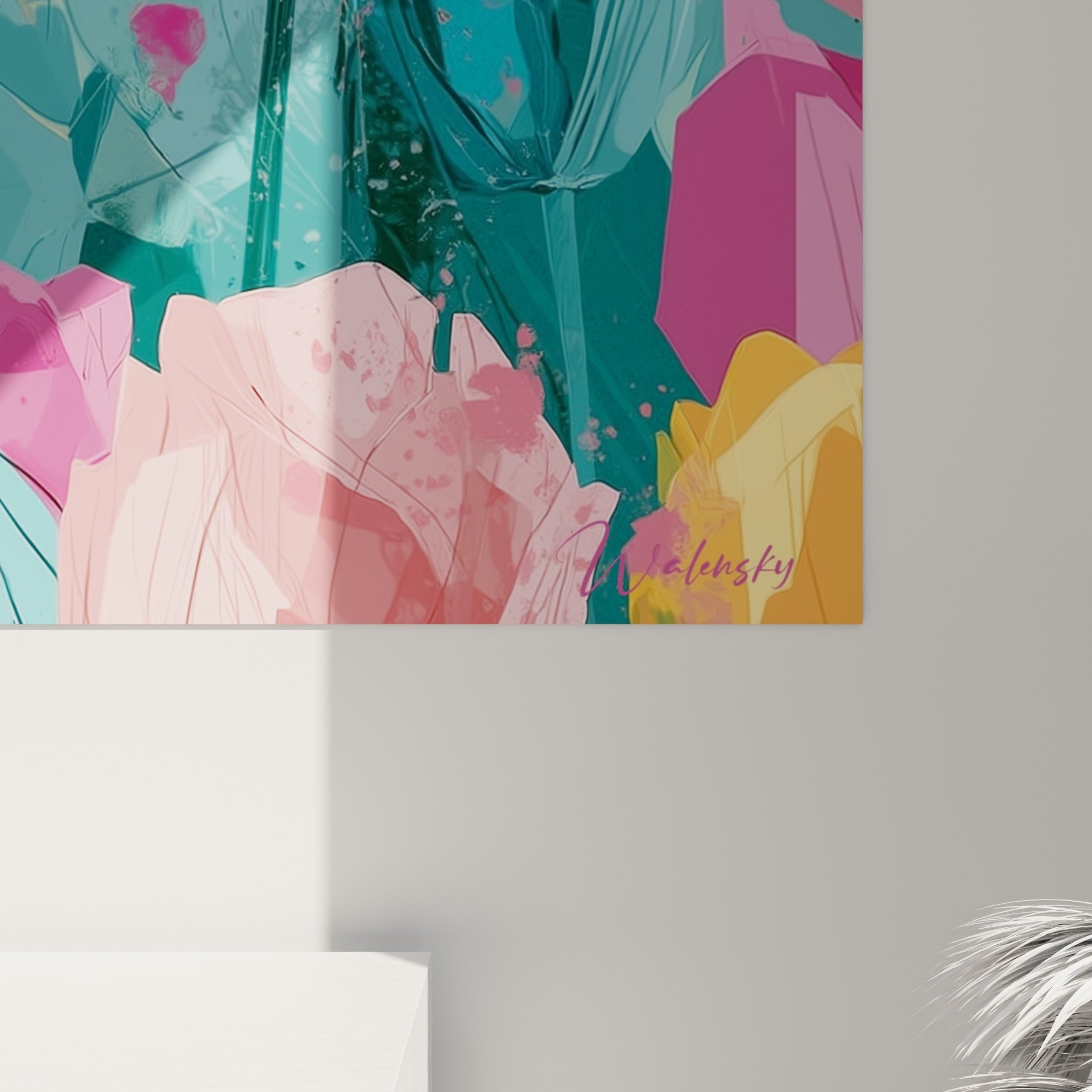 Pétales de tulipe orange et rose aux dégradés fluides, coulures dorées visibles sur fond turquoise texturé