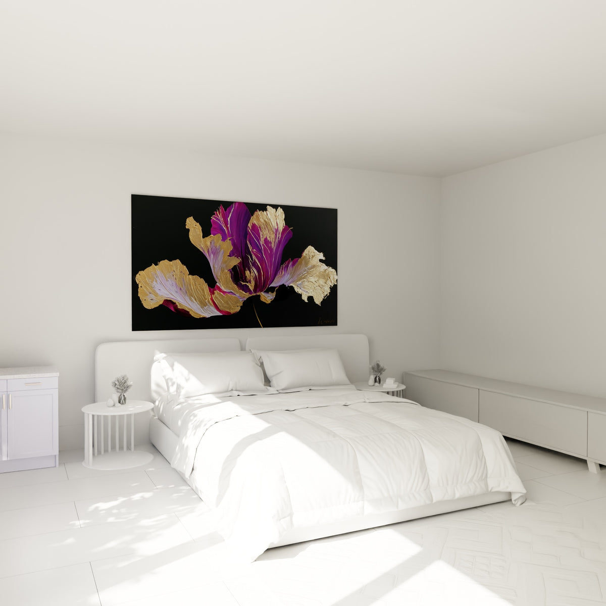 Pétales pourpres et dorés de cette tulipe surplombent un lit dans une chambre claire
