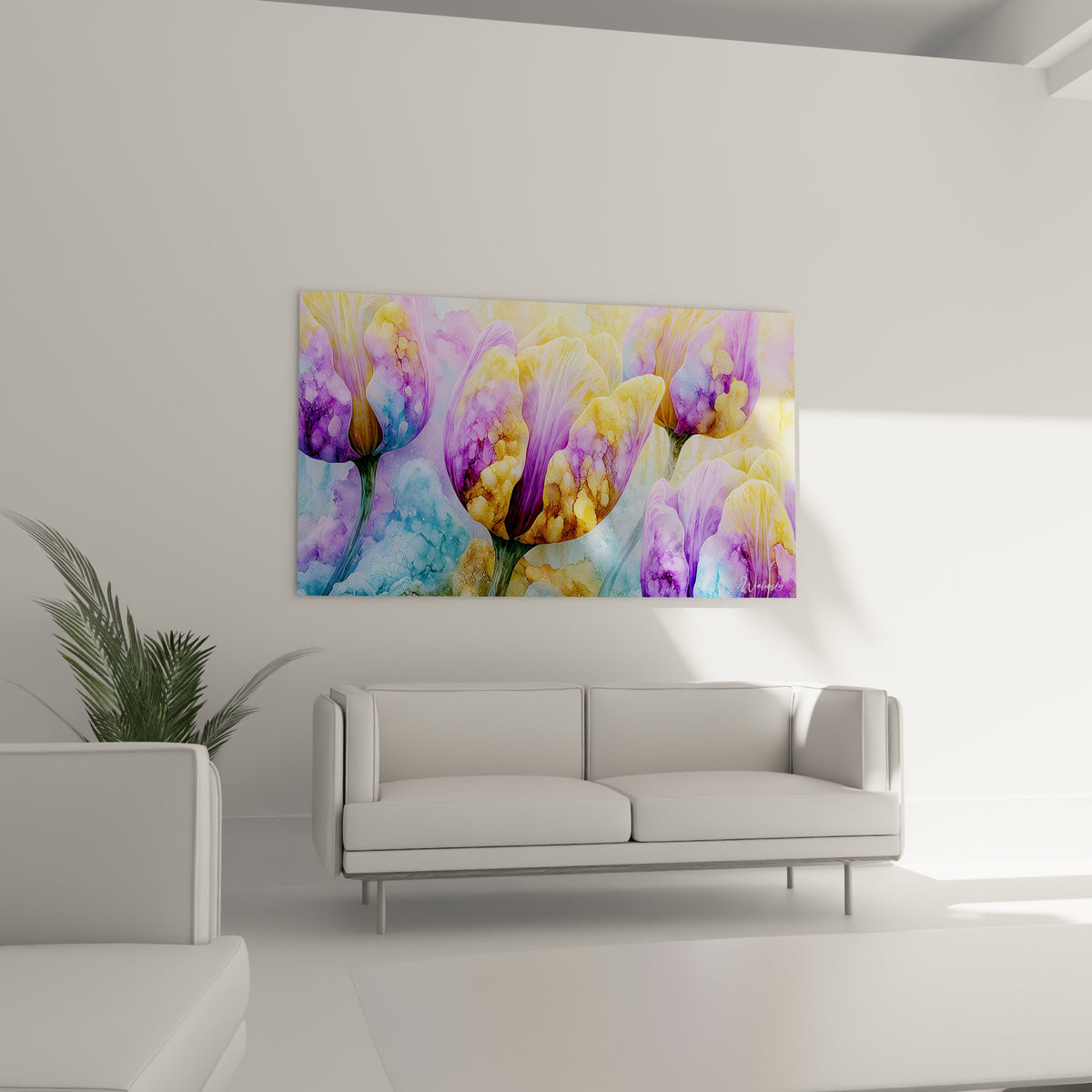 Pétales de tulipes mauve et or aux textures marbrées, au-dessus d'un canapé dans un salon lumineux