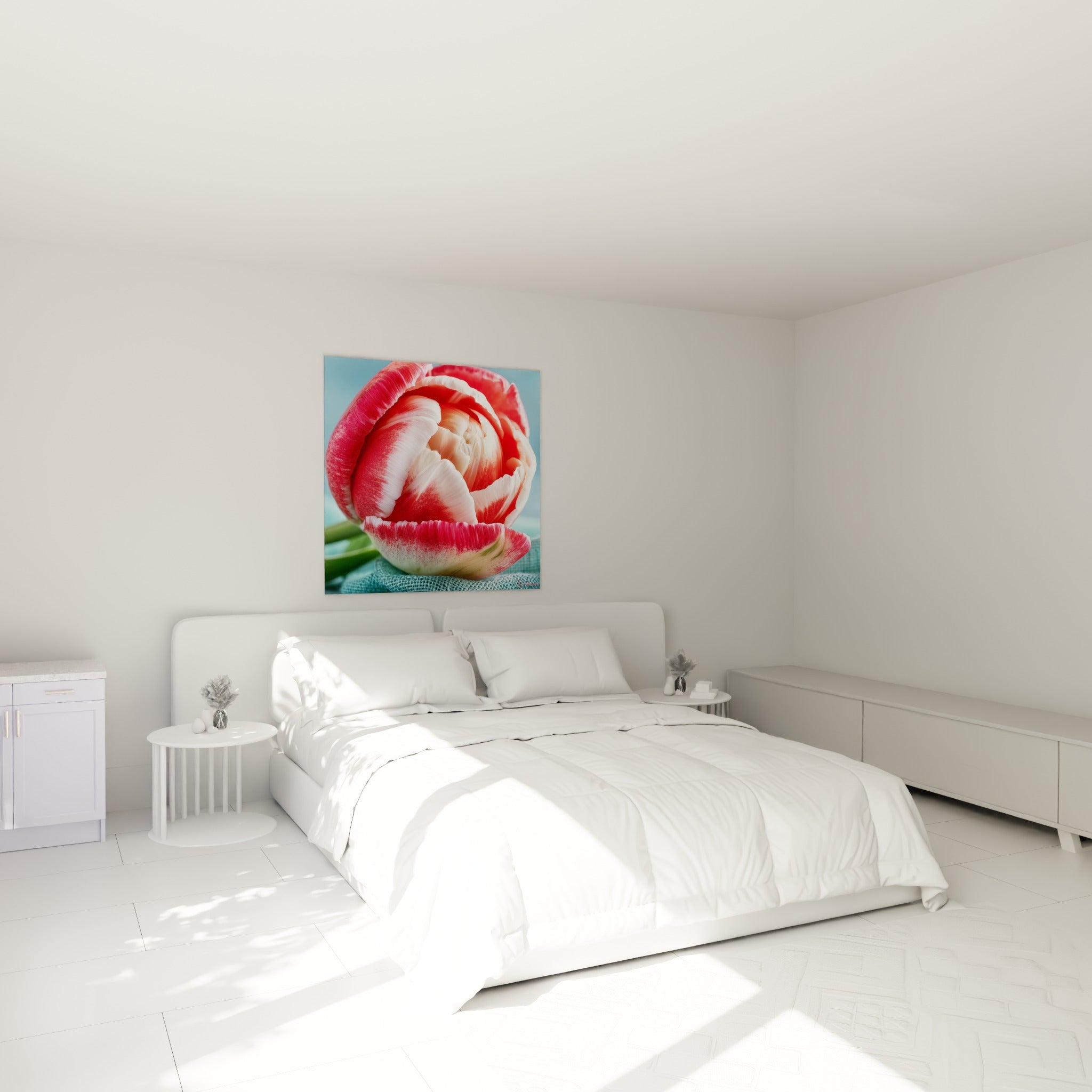 Fleur rose et blanche aux pétales enroulés délicatement, accrochée au-dessus d'un lit dans une chambre claire